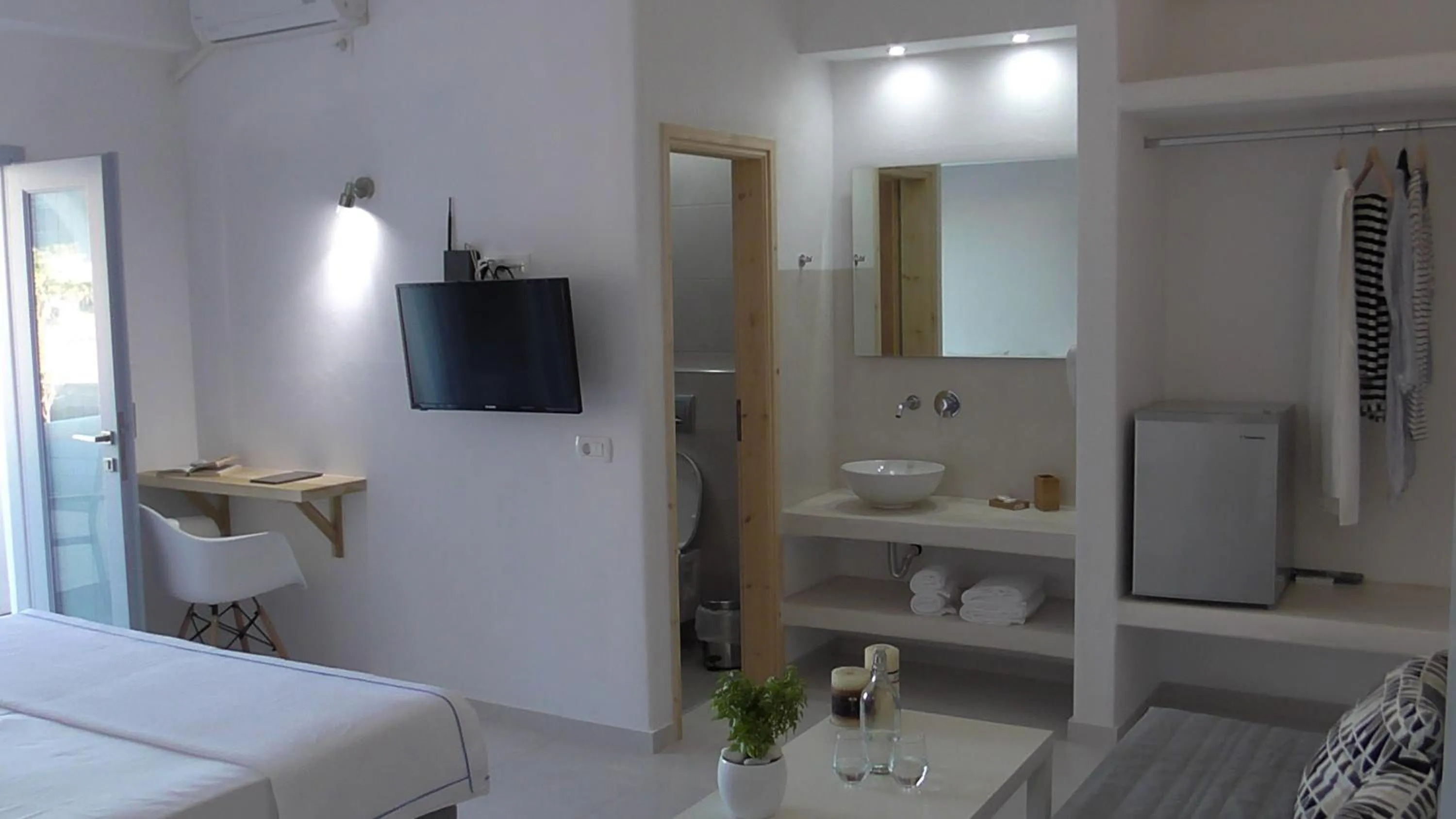 Bedroom, Bed in Daylight Hotel