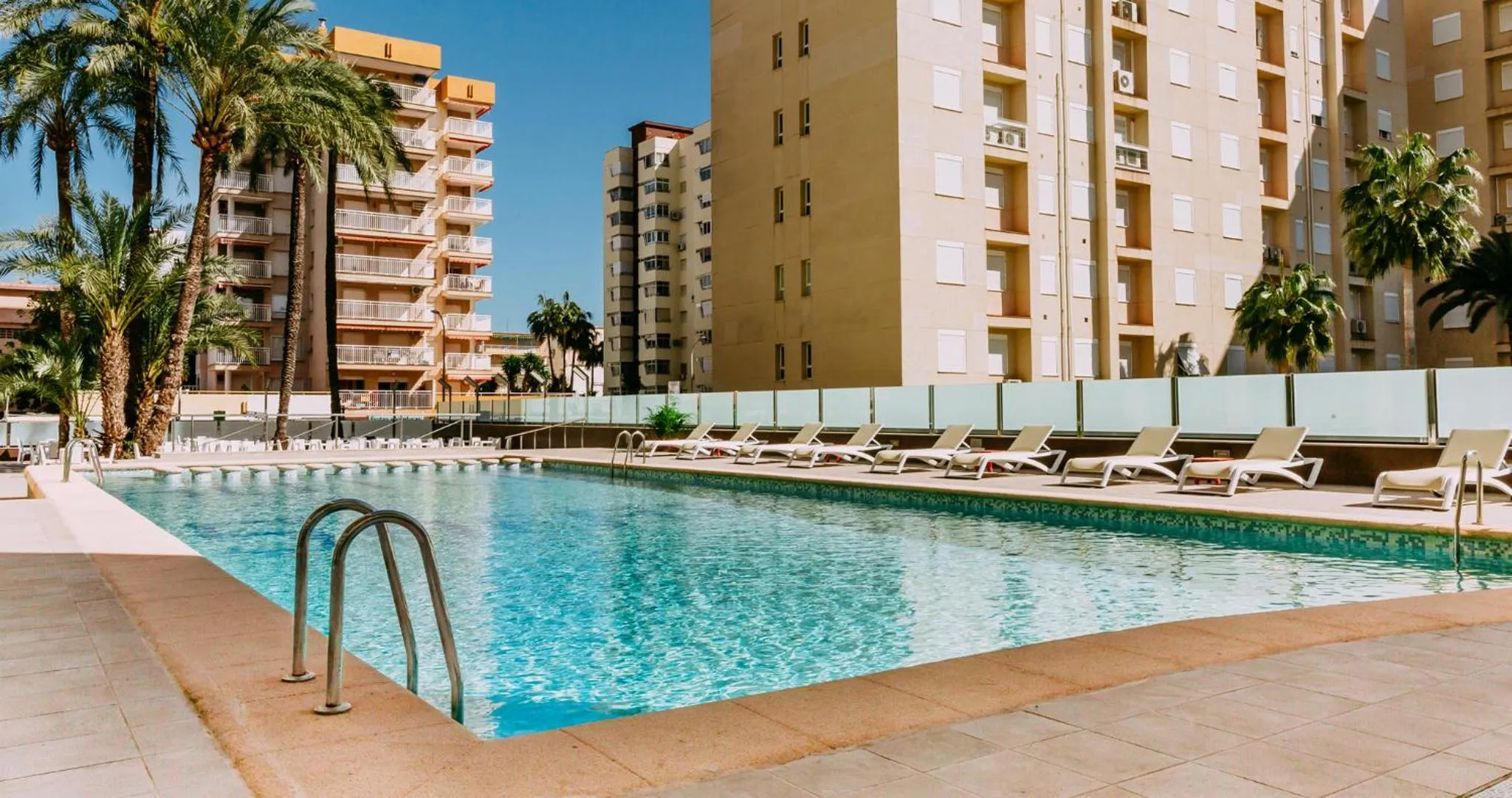 Swimming pool in Hotel Safari