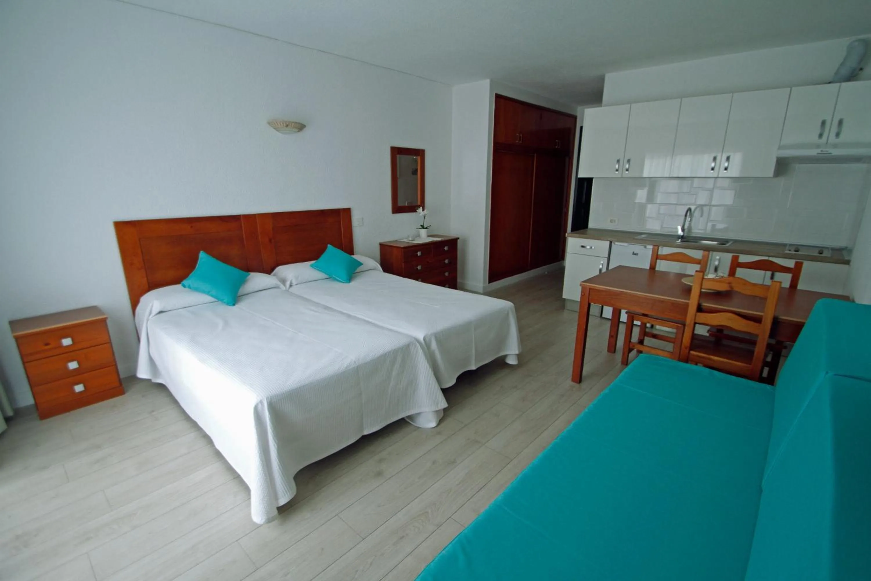 Photo of the whole room, Bed in Paradero II