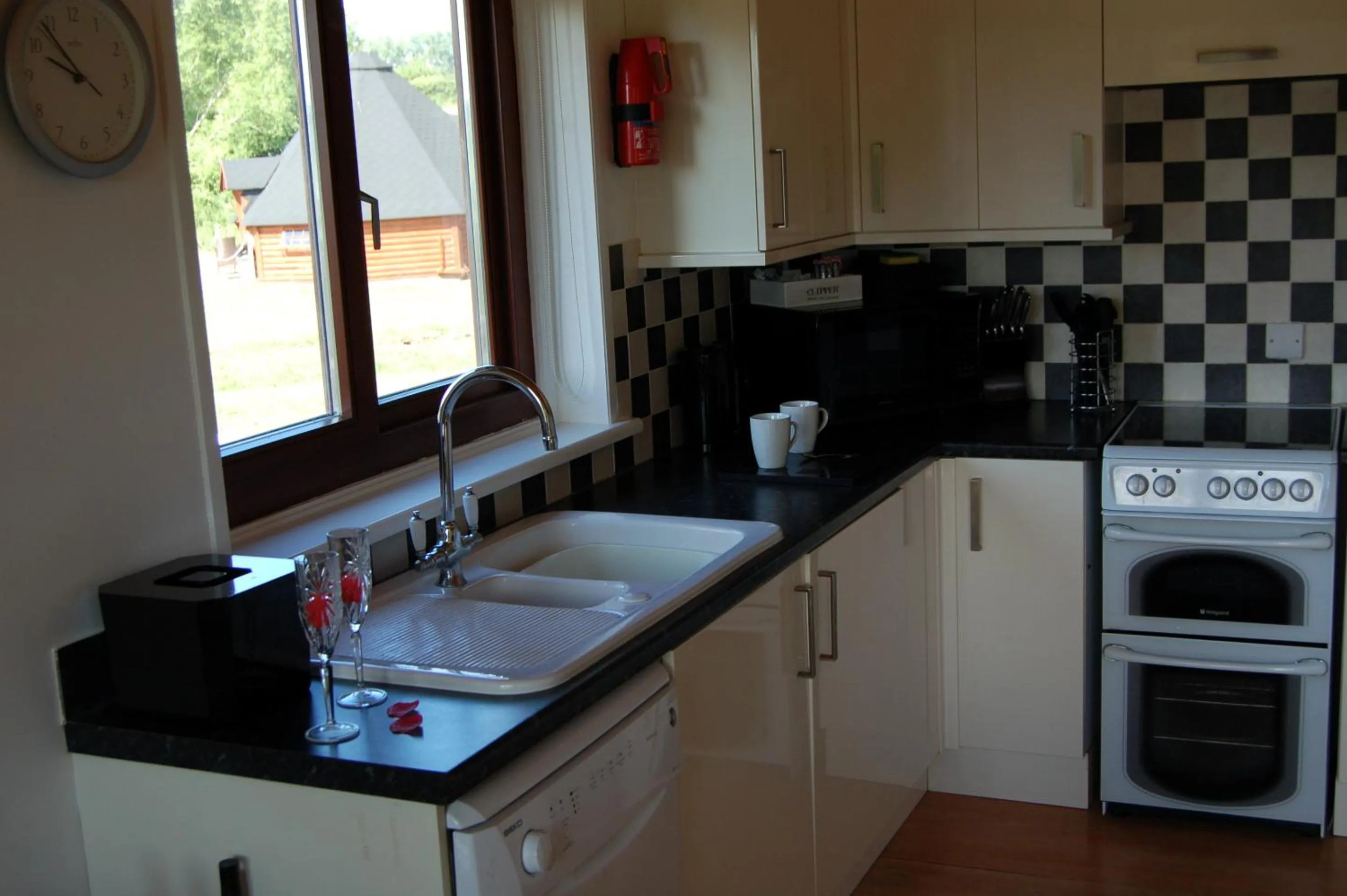 Kitchen or kitchenette in Watermeadow Lakes & Lodges