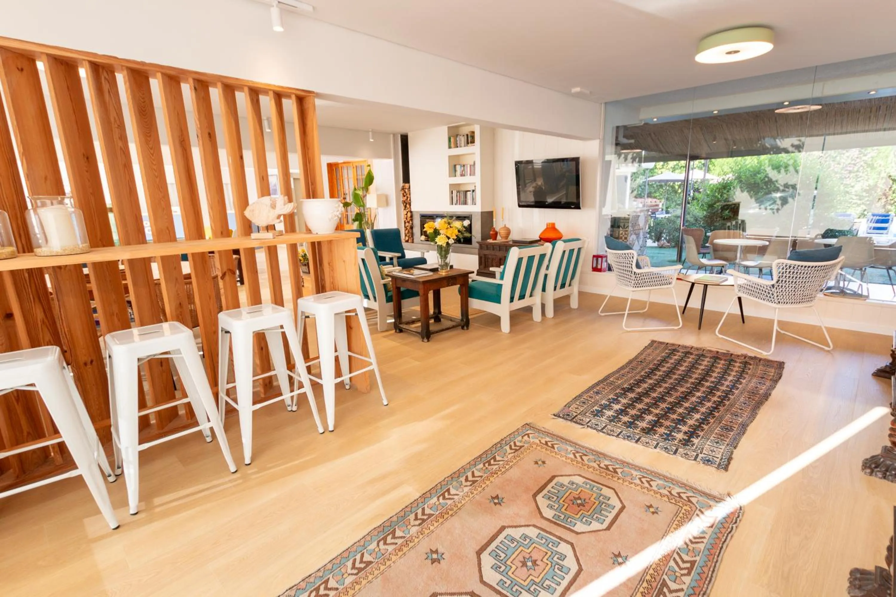 Communal lounge/ TV room in Hotel Yola