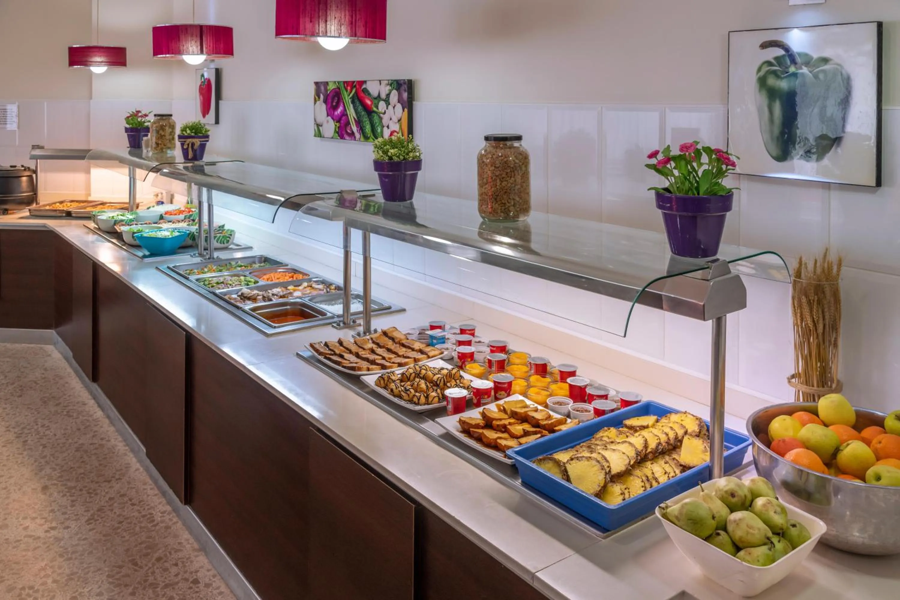 Restaurant/places to eat, Food in Moremar Hotel