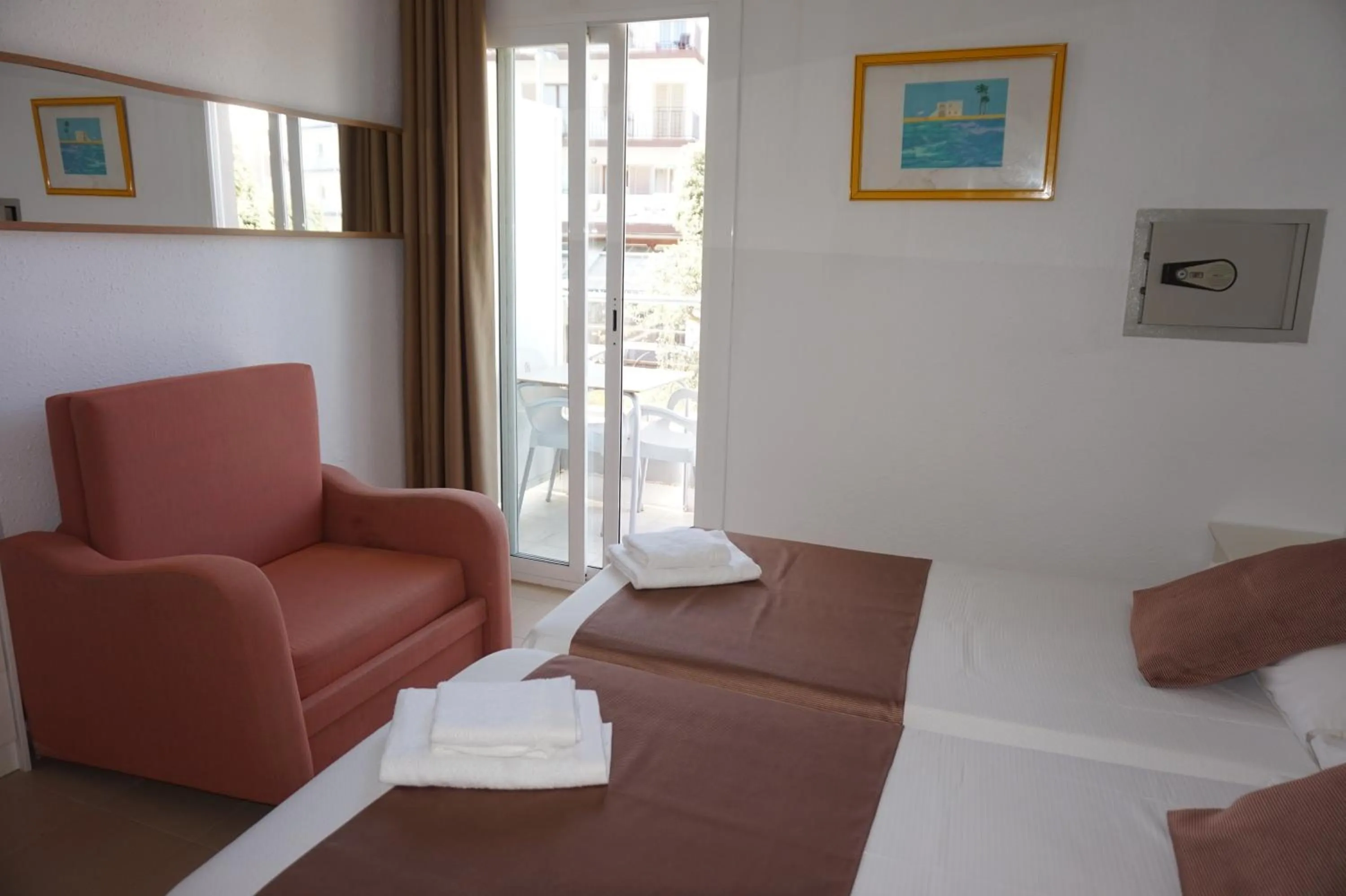 Text overlay in Hotel Hermes