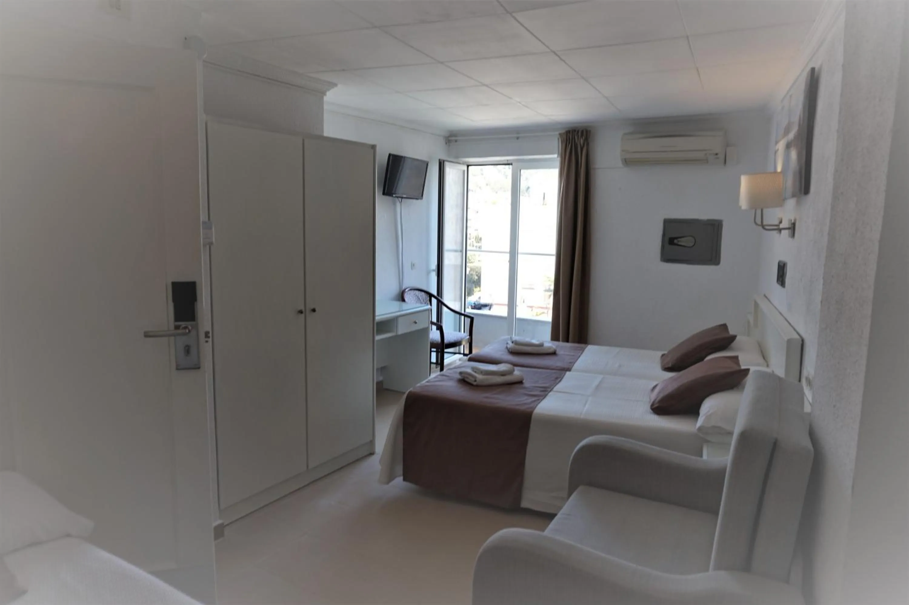 Photo of the whole room, Bed in Hotel Hermes