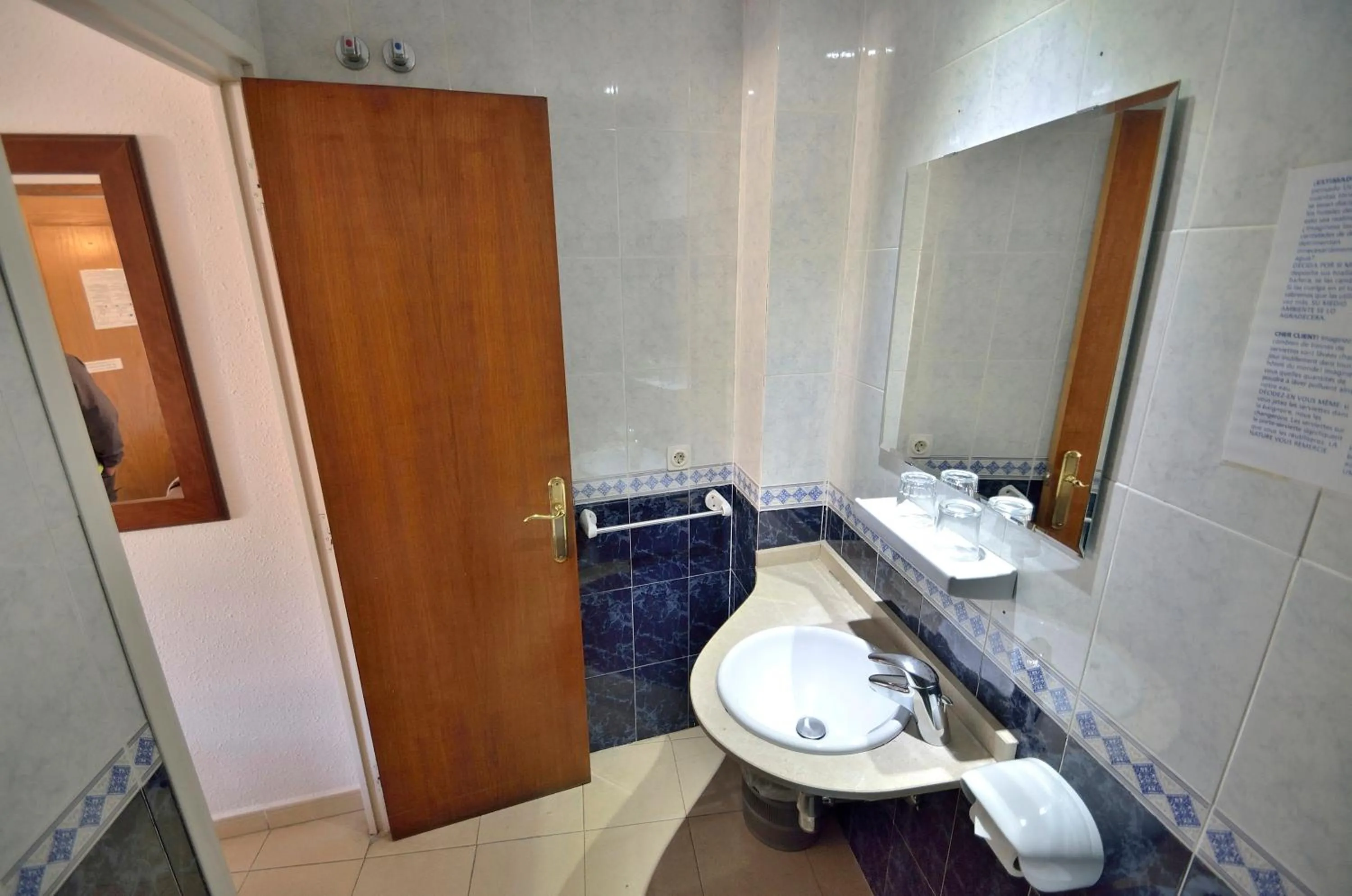 Bathroom in Hotel Hermes