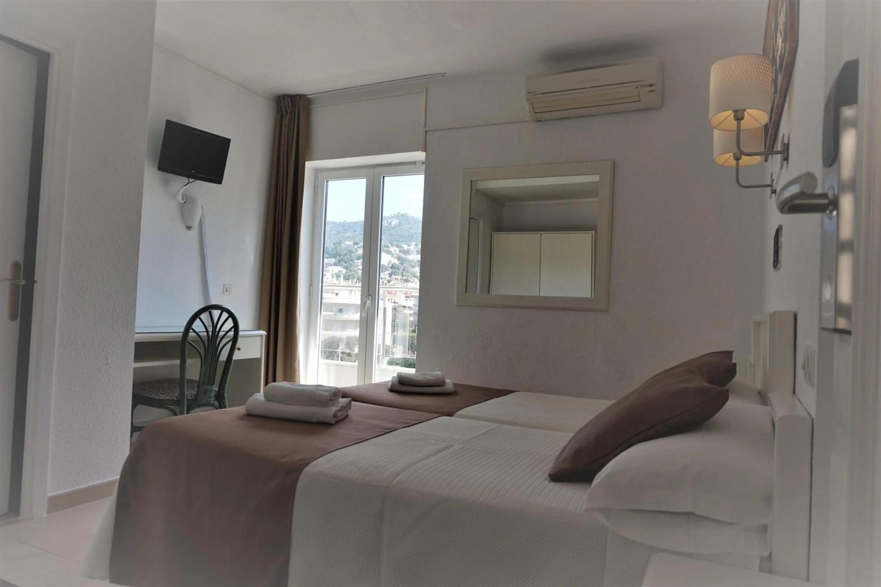 Street view, Bed in Hotel Hermes