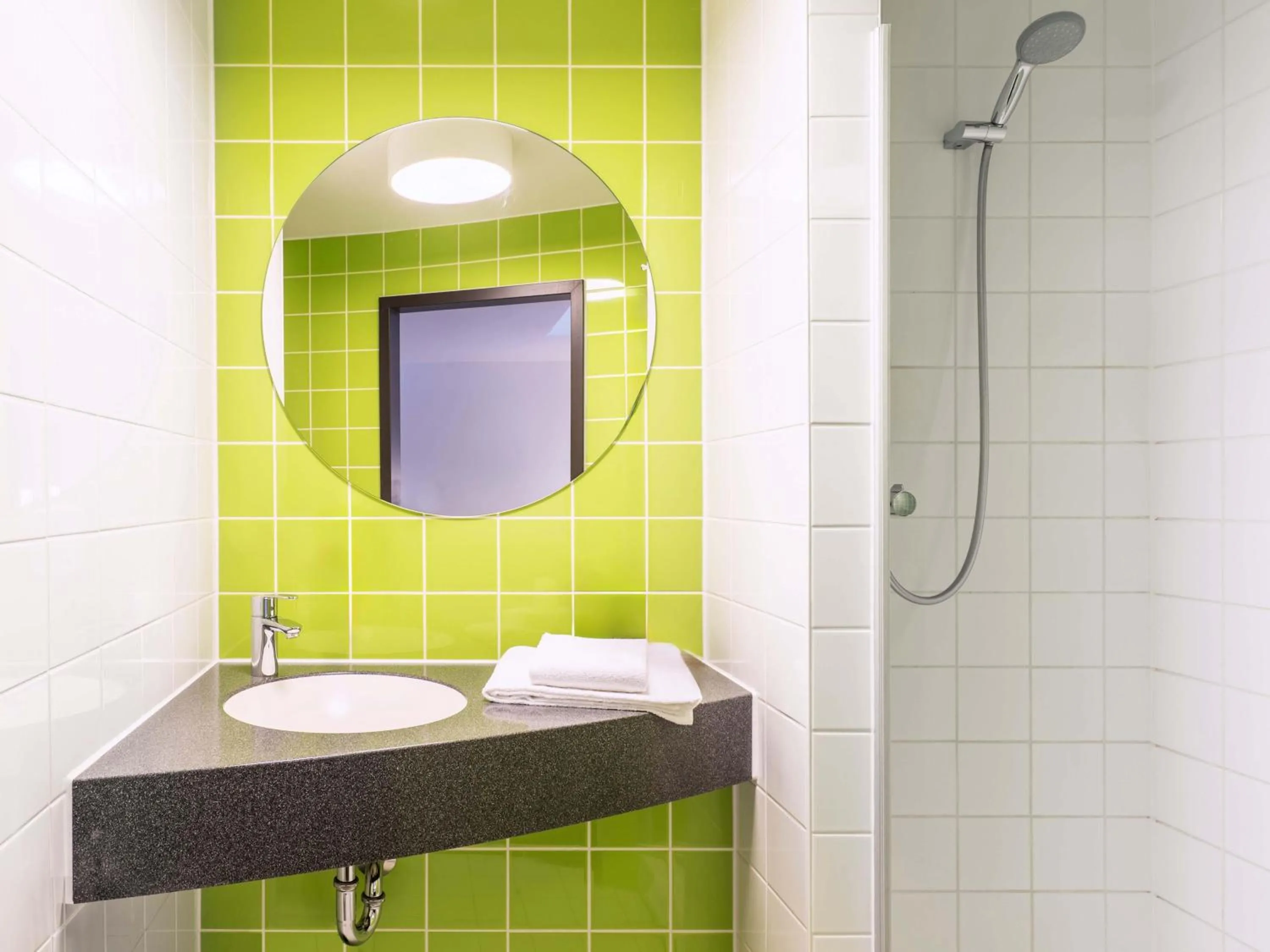 Shower in B&B Hotel Ludwigshafen