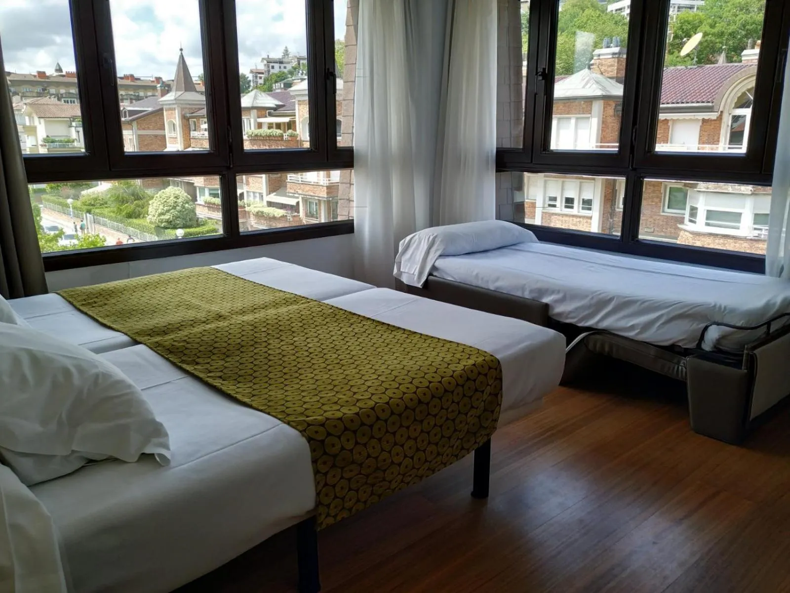 Photo of the whole room, Bed in Hotel Ezeiza