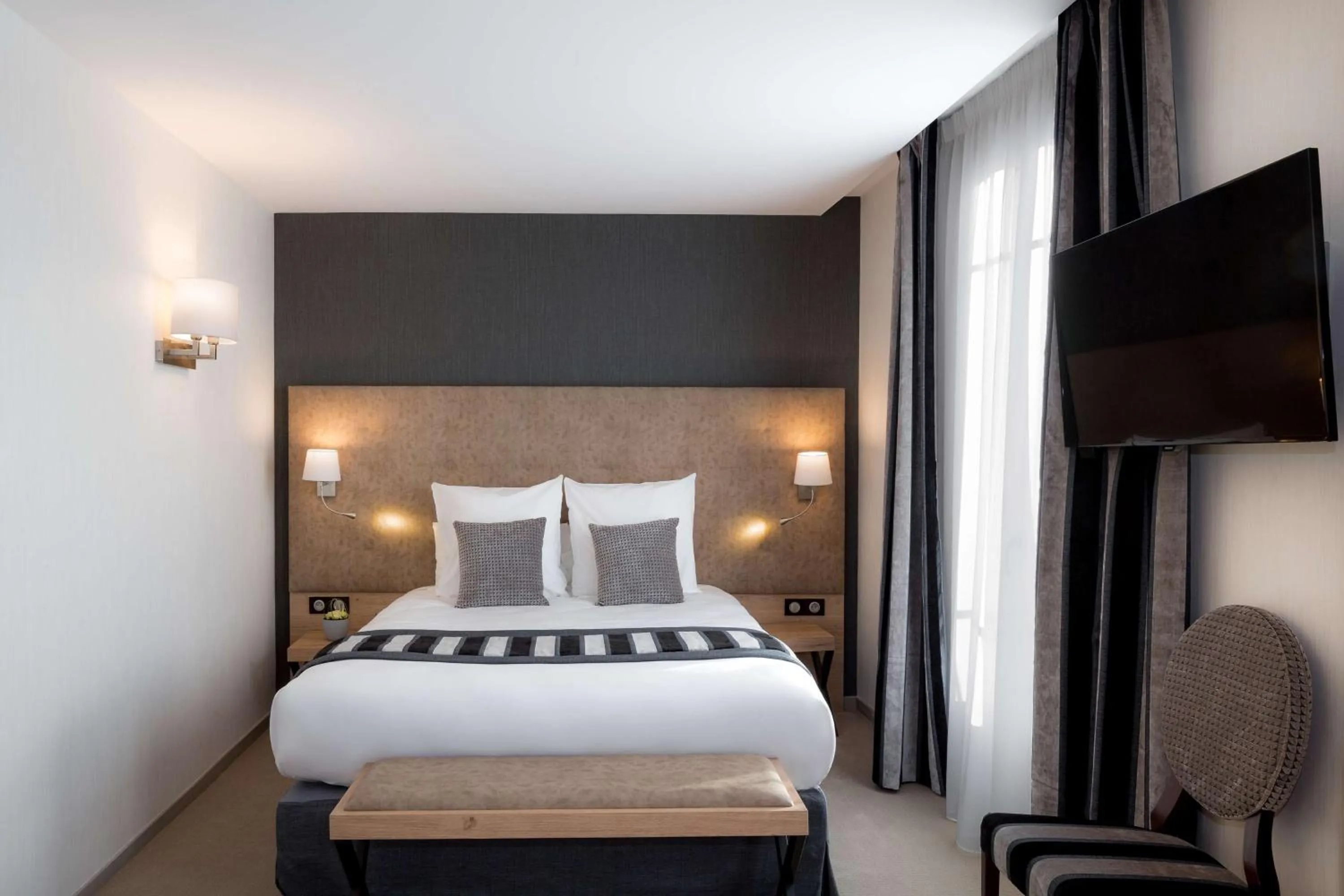 Bed in Hôtel Le Rive Droite & SPA