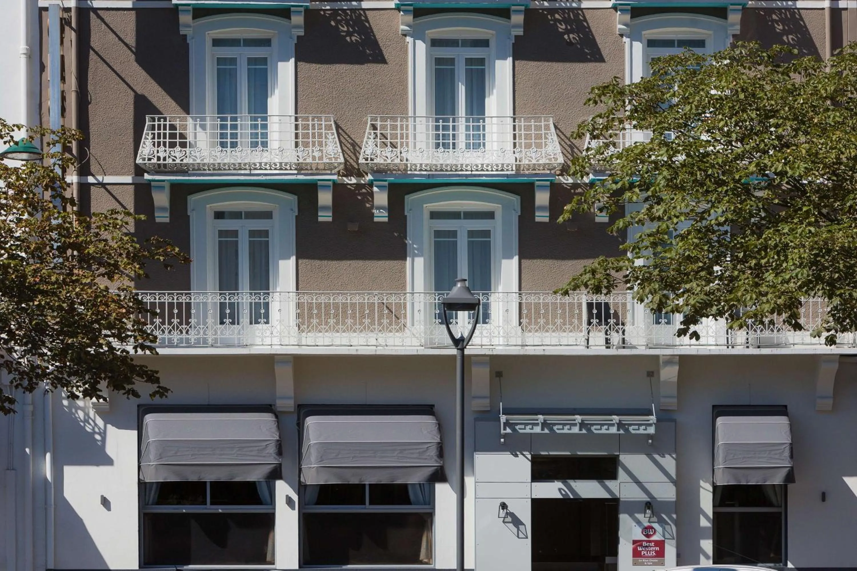 Property building in Hôtel Le Rive Droite & SPA