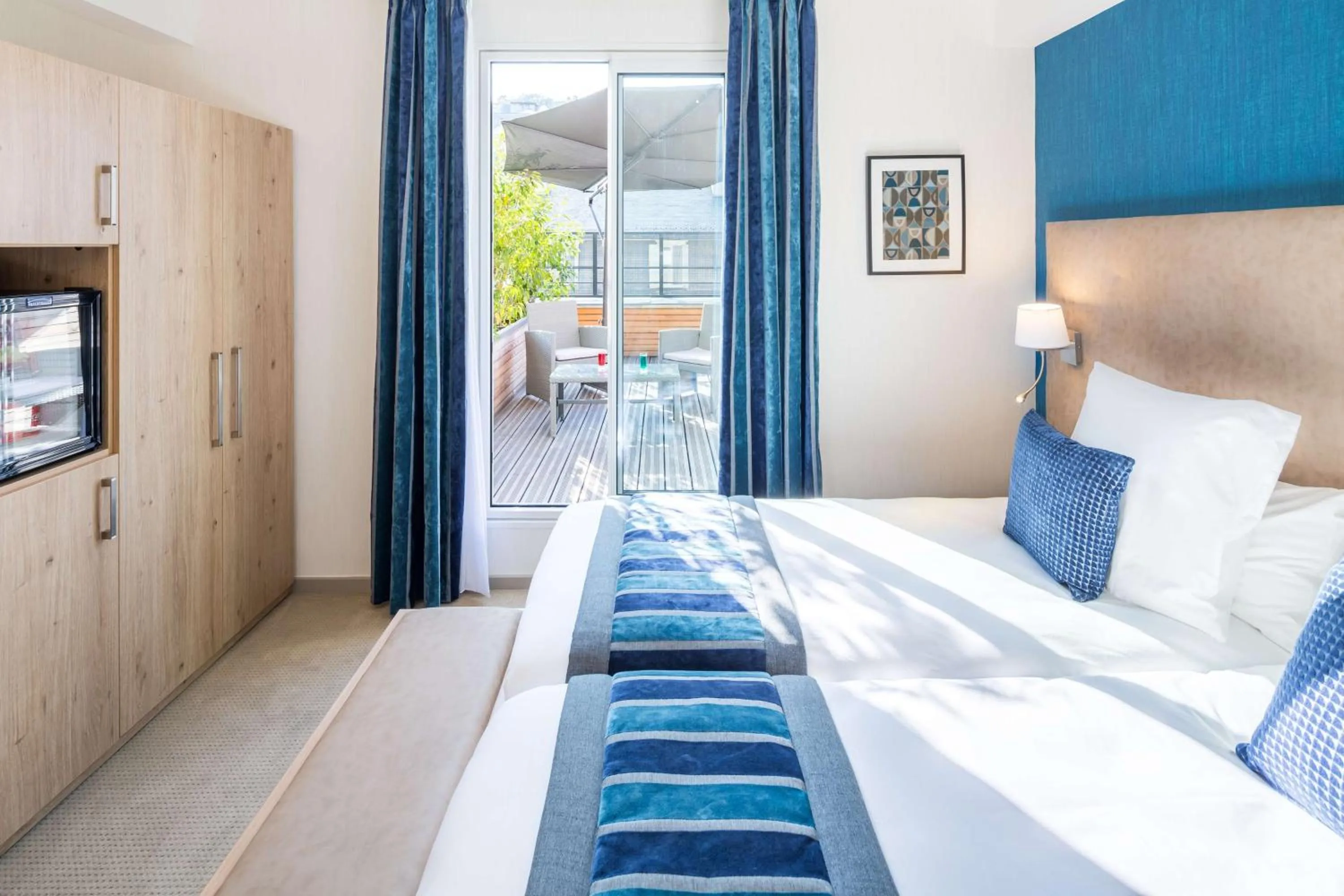 Patio, Bed in Hôtel Le Rive Droite & SPA