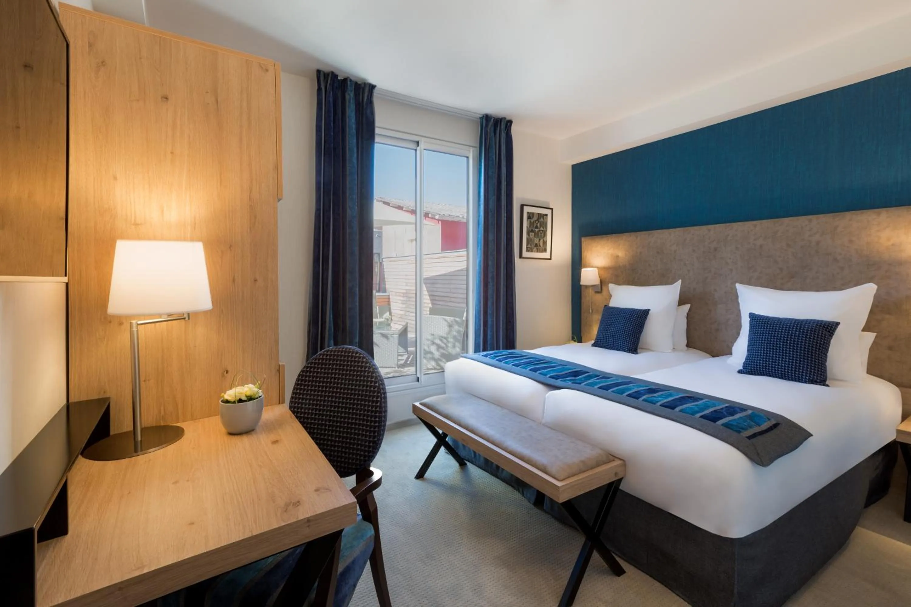 Patio, Bed in Hôtel Le Rive Droite & SPA