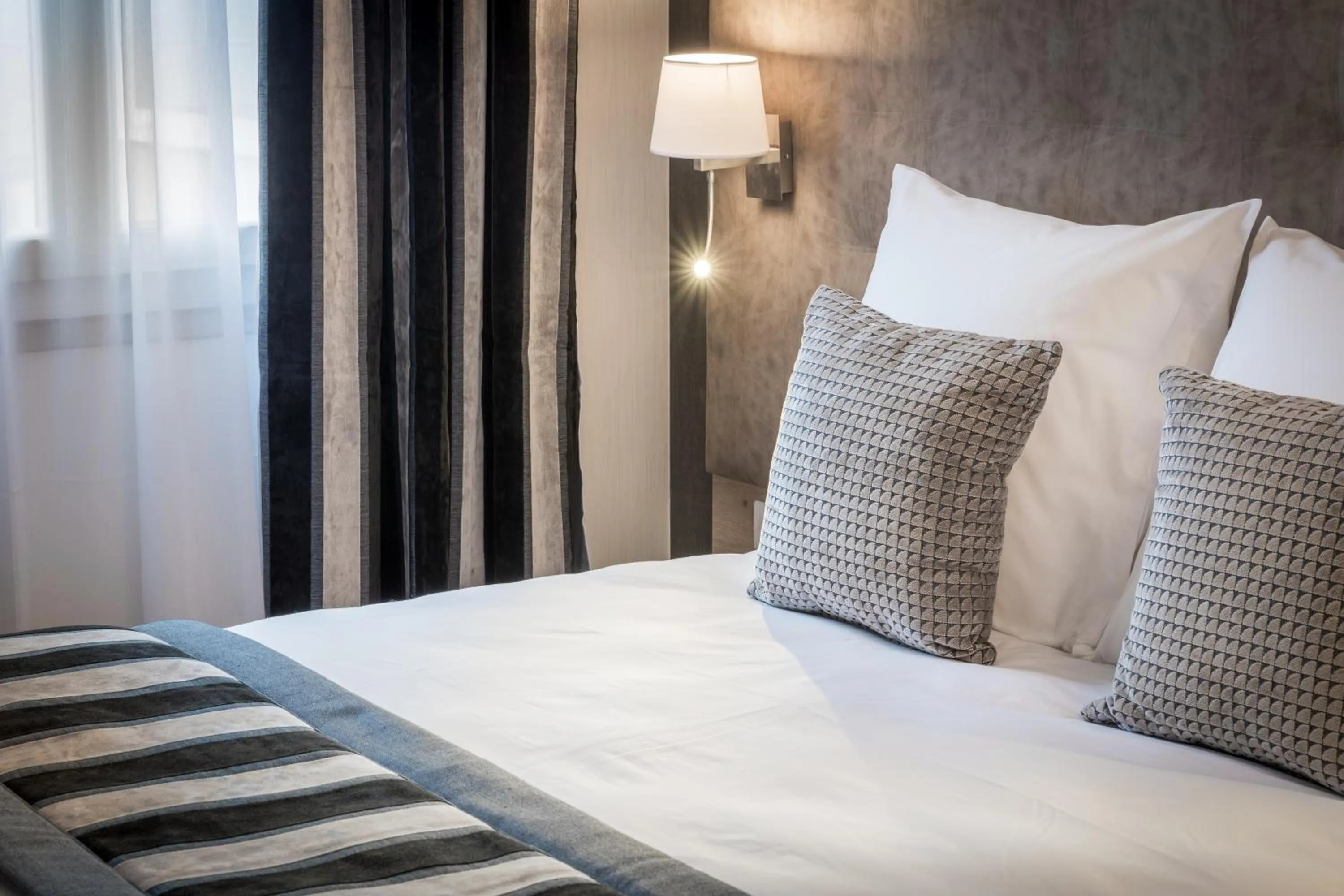 Bedroom, Bed in Hôtel Le Rive Droite & SPA