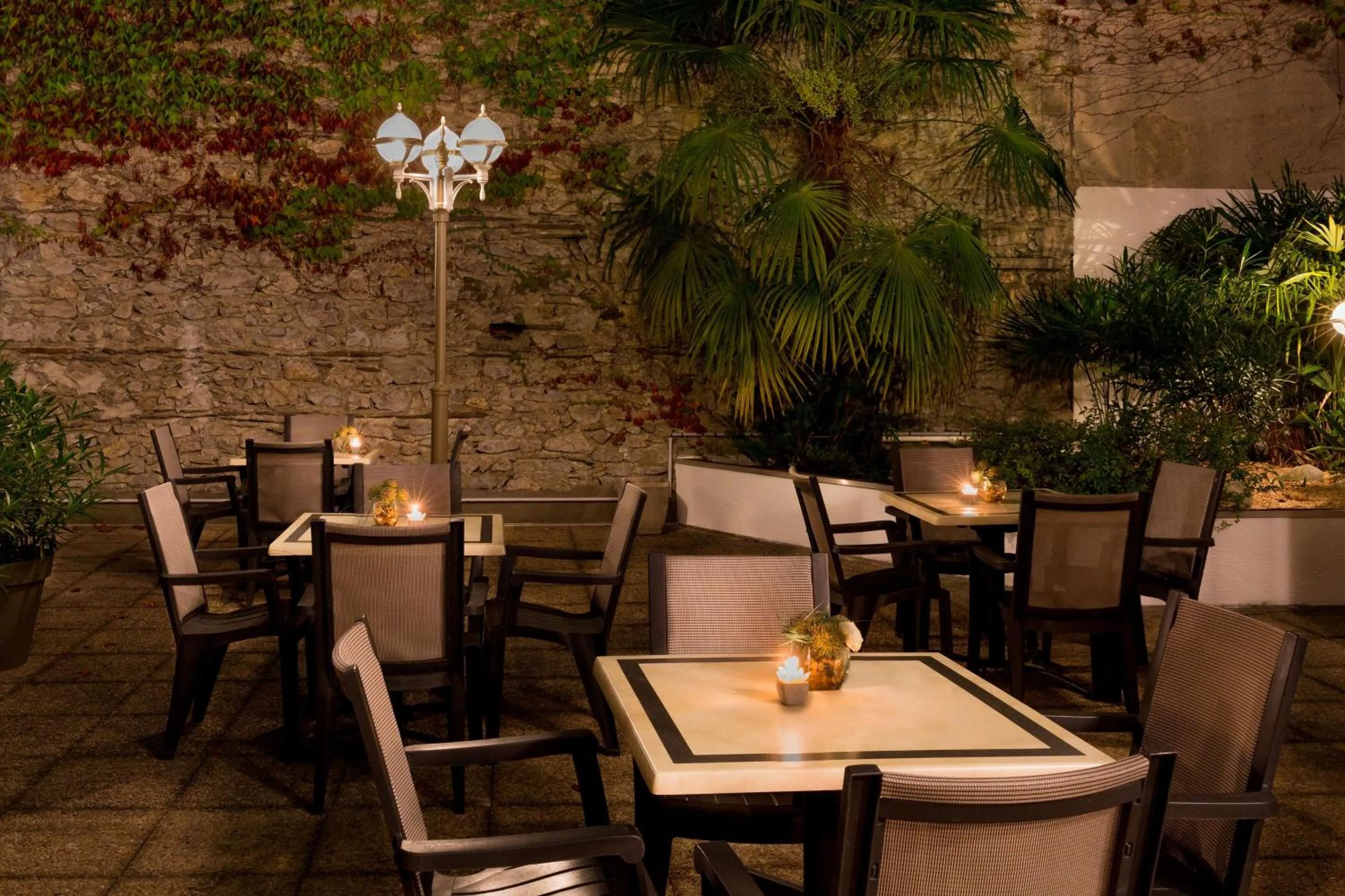 Patio in Hôtel Le Rive Droite & SPA