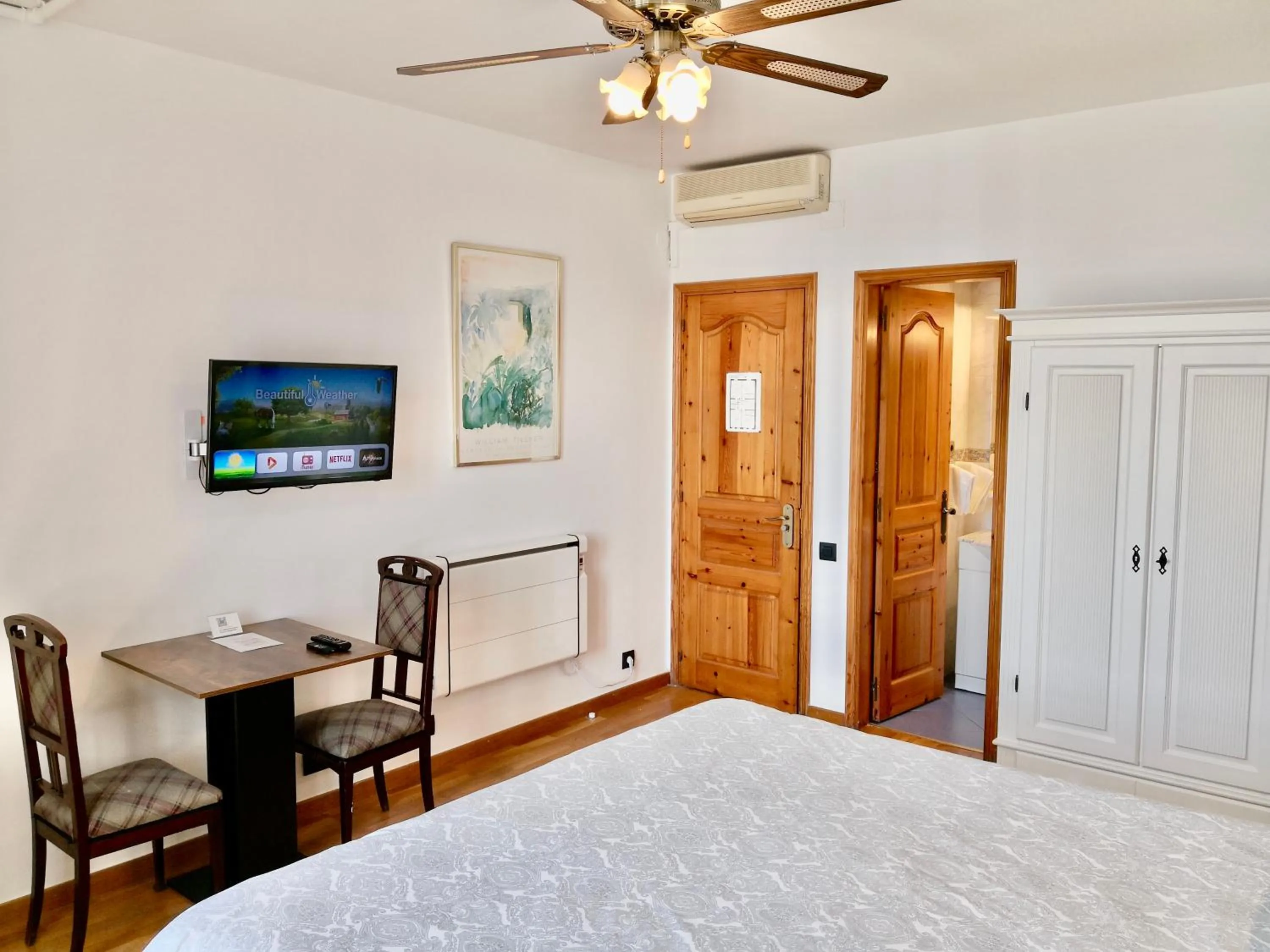 Property building, Bed in Privat Hotel Liberty Sitges