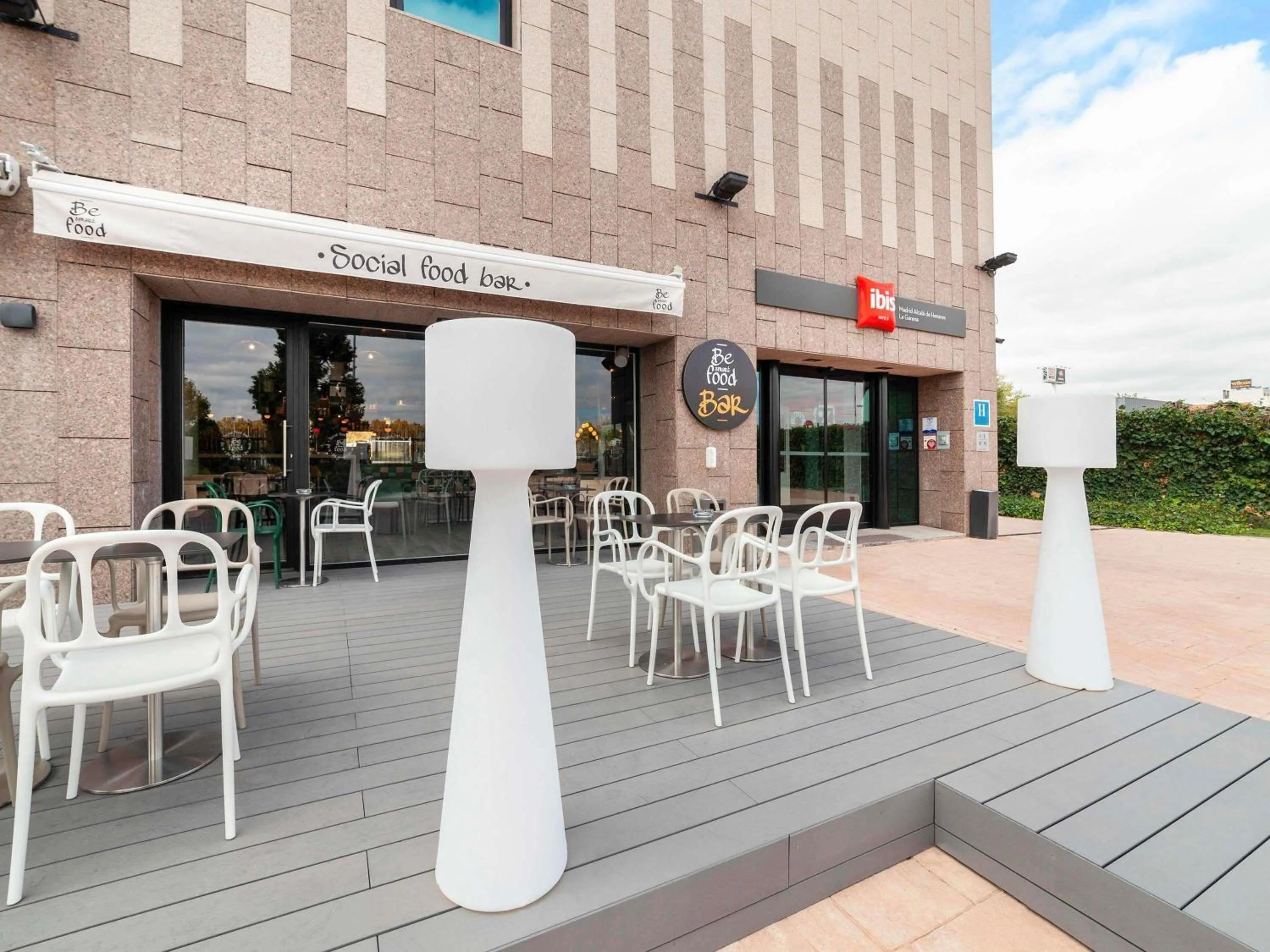 Lounge or bar in Ibis Alcala de Henares La Garena