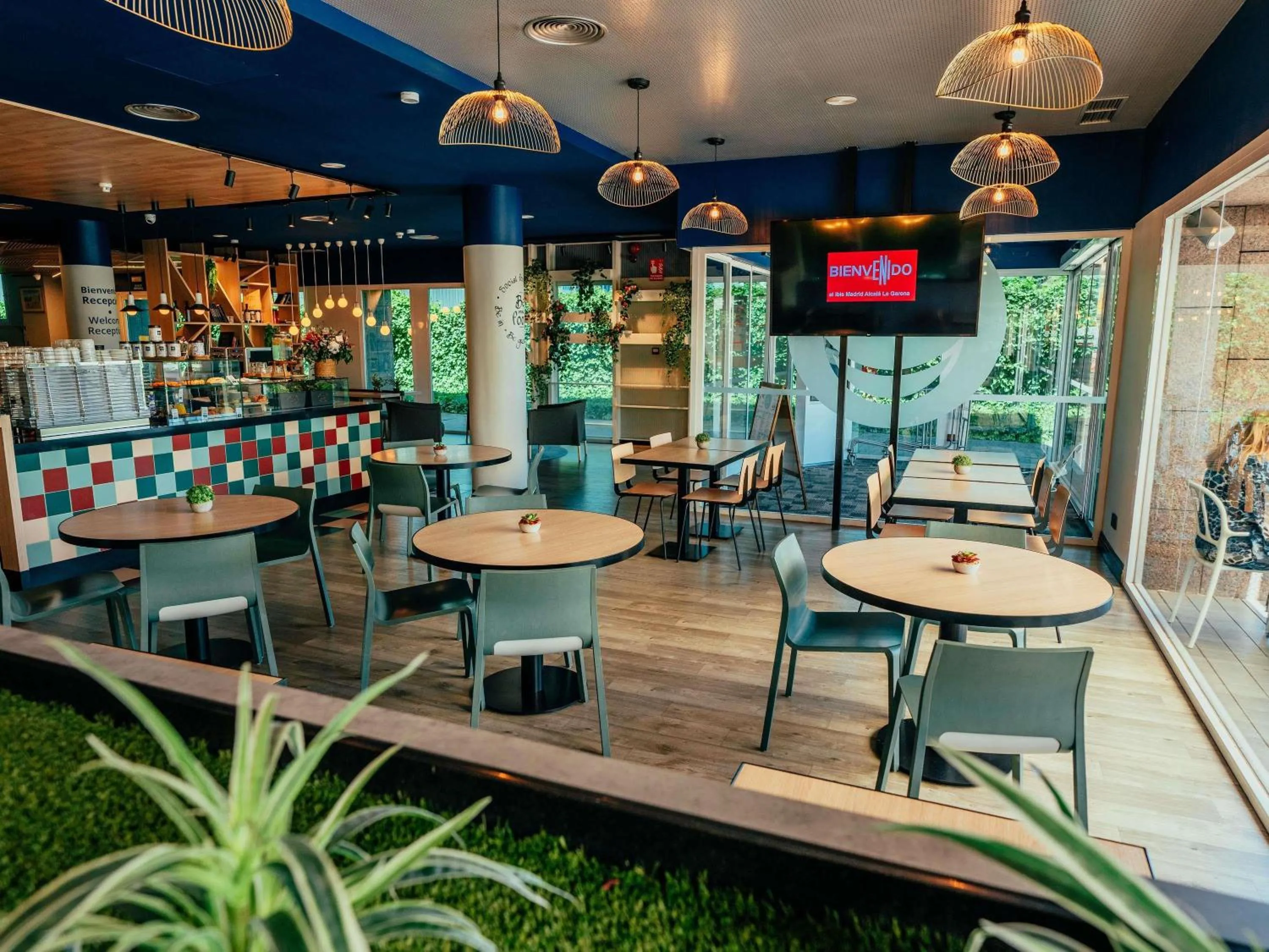 Lounge or bar in Ibis Alcala de Henares La Garena