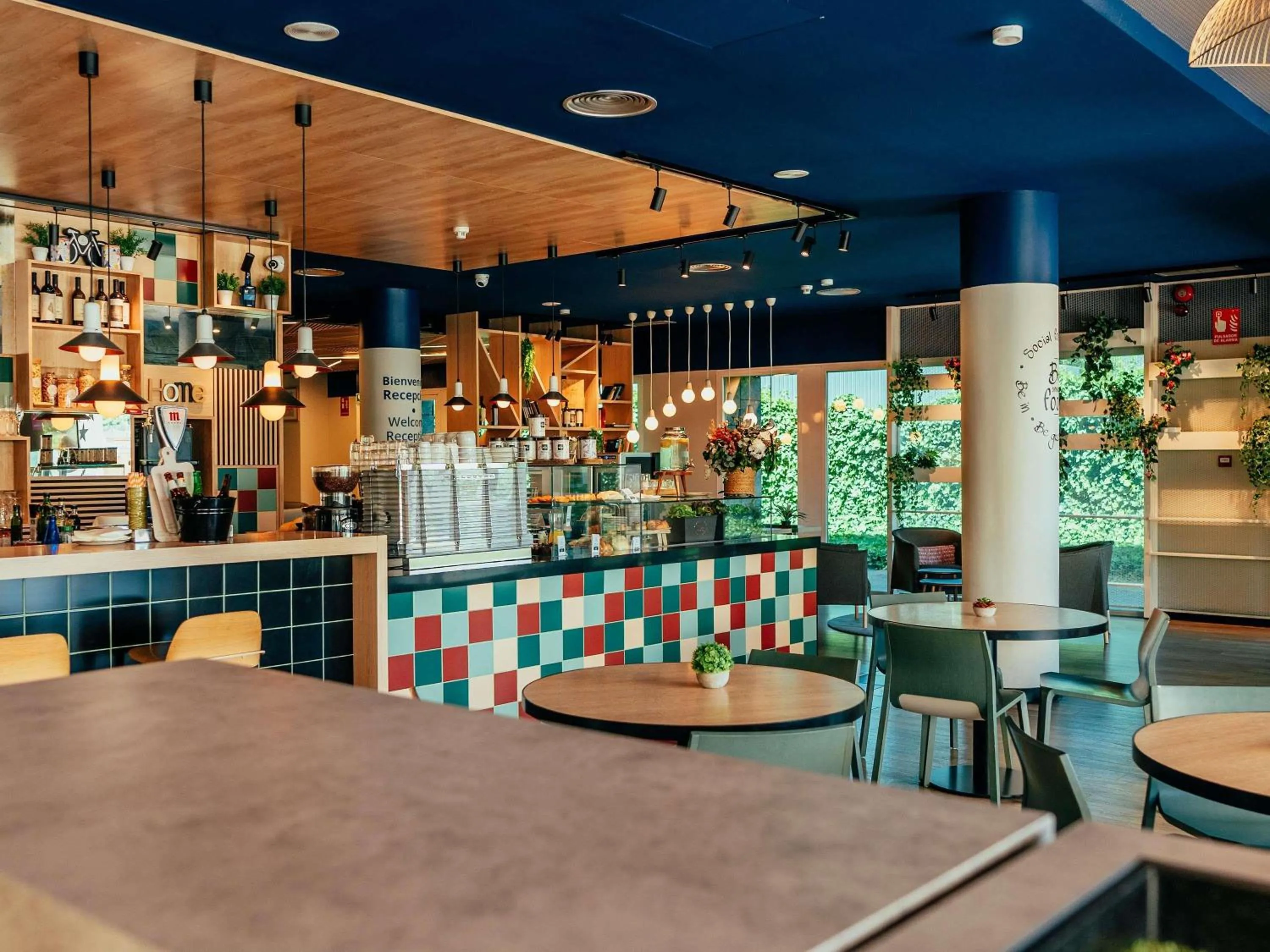 Lounge or bar in Ibis Alcala de Henares La Garena