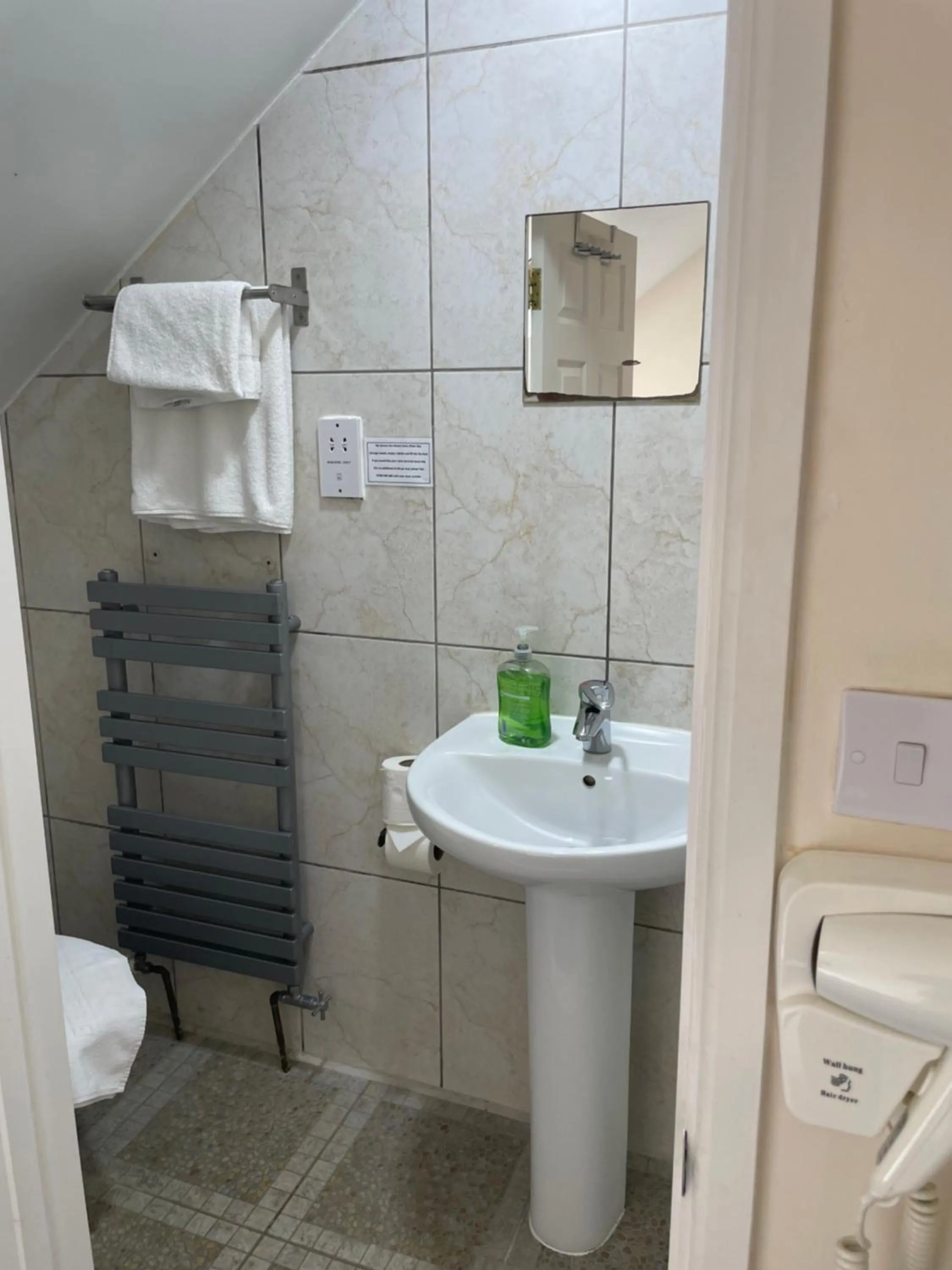 Bathroom in Bridge Farm Guesthouse rooms