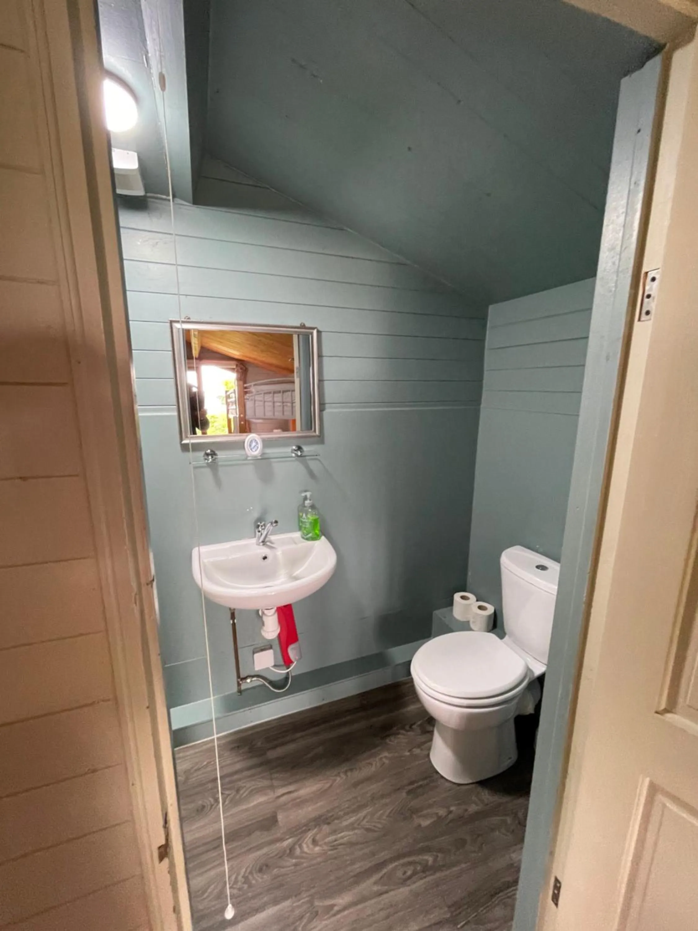 Shower in Bridge Farm Guesthouse rooms