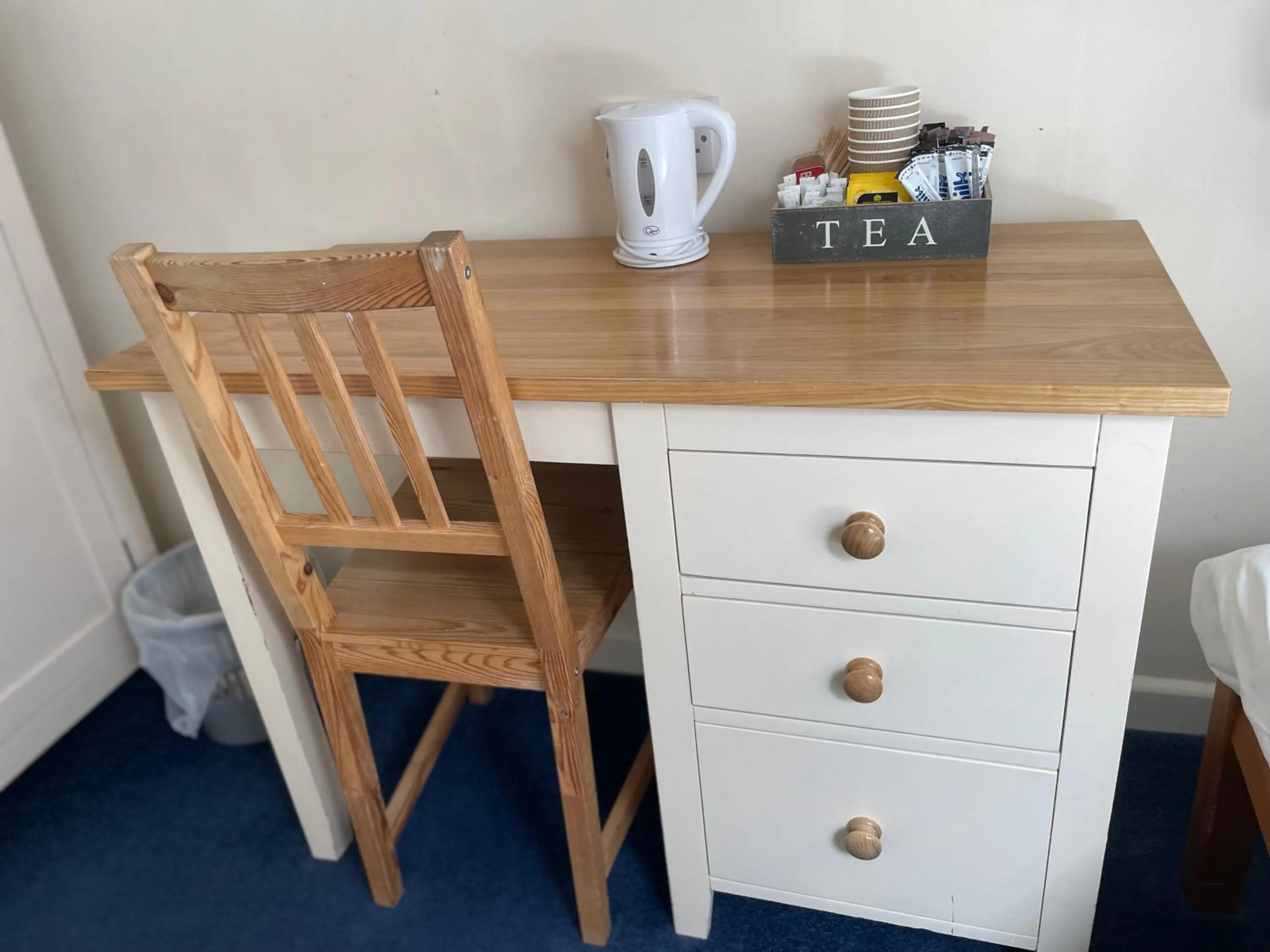Coffee/tea facilities in Bridge Farm Guesthouse rooms