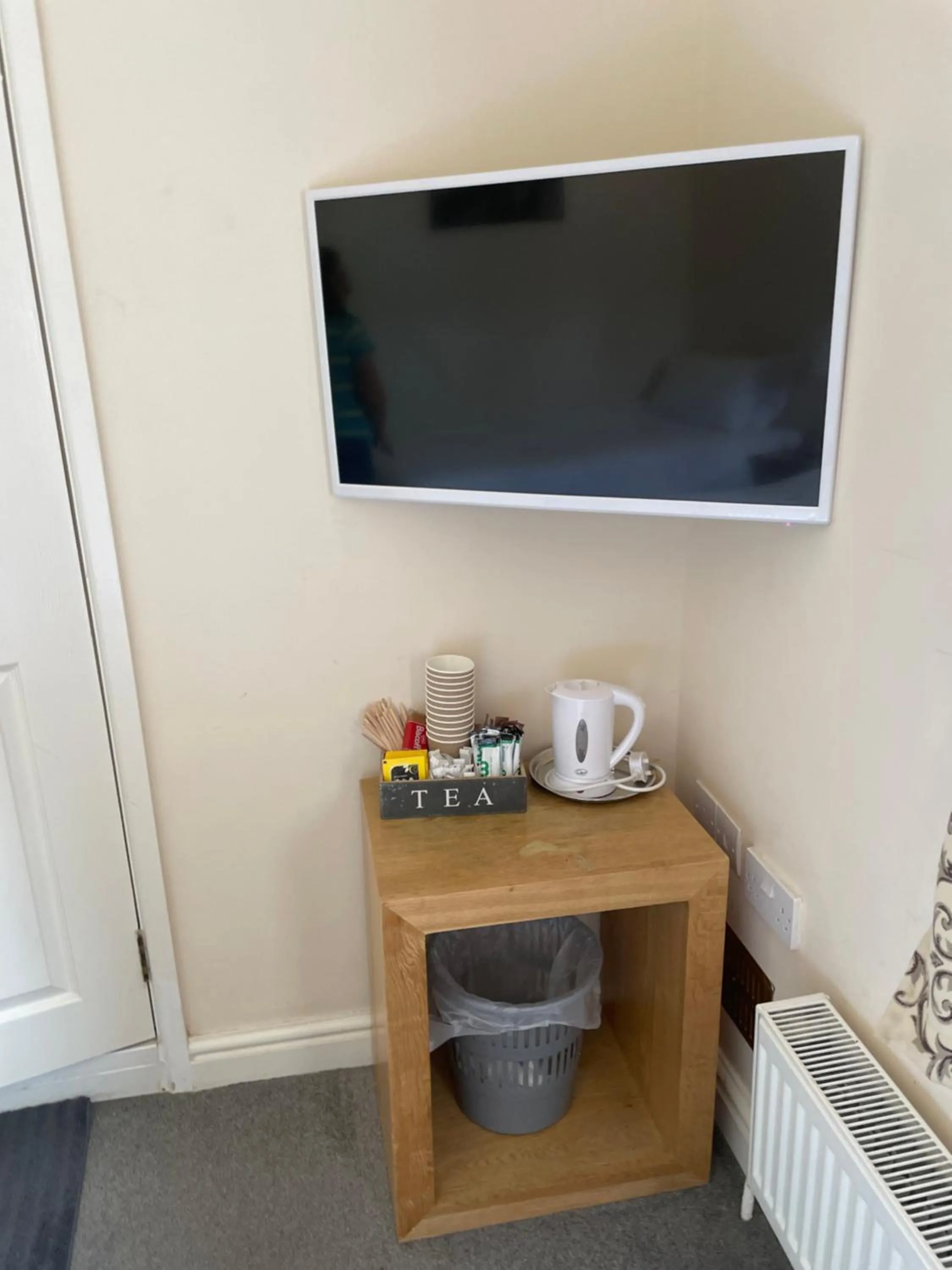 TV and multimedia in Bridge Farm Guesthouse rooms