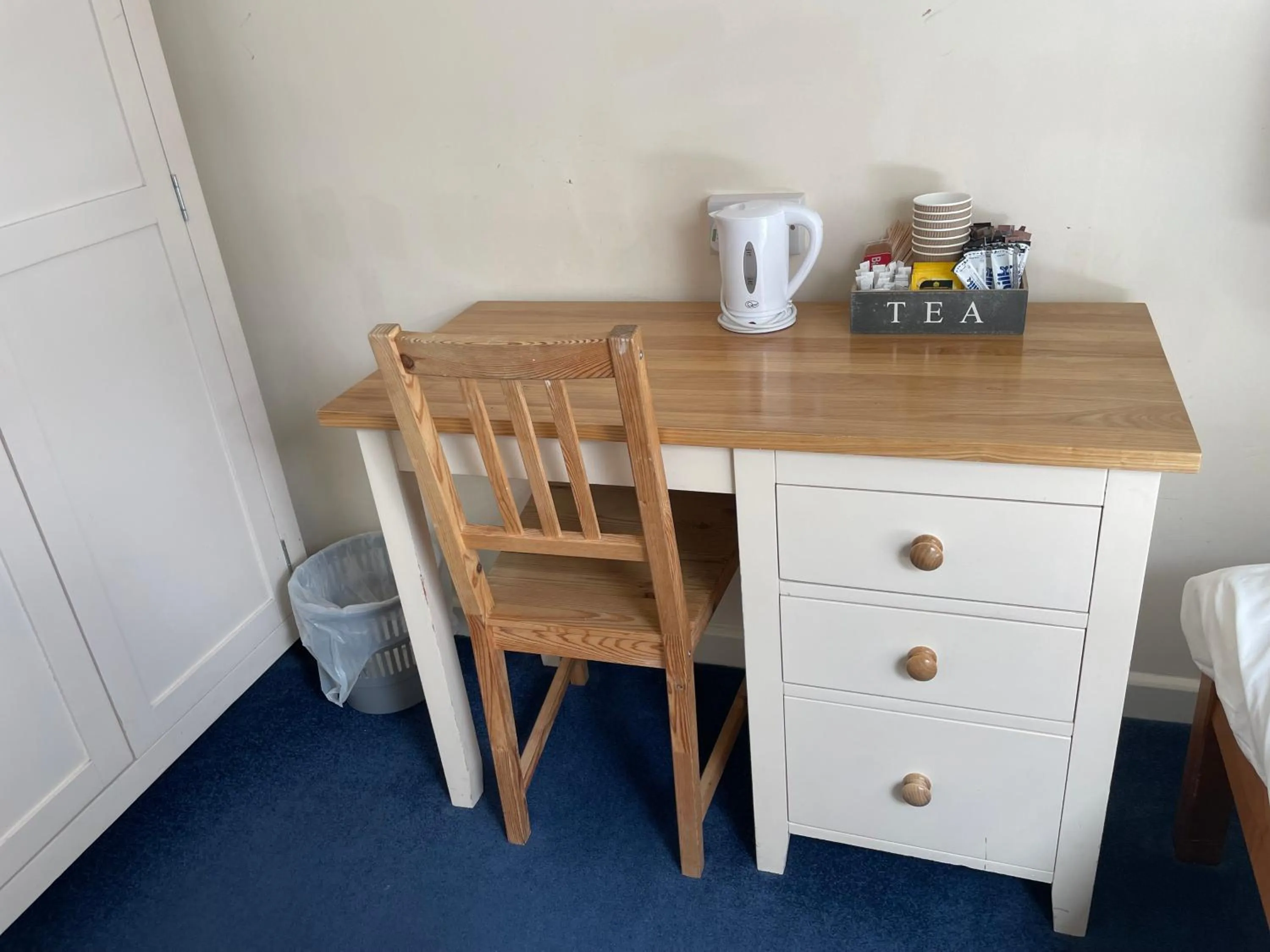 Coffee/tea facilities in Bridge Farm Guesthouse rooms