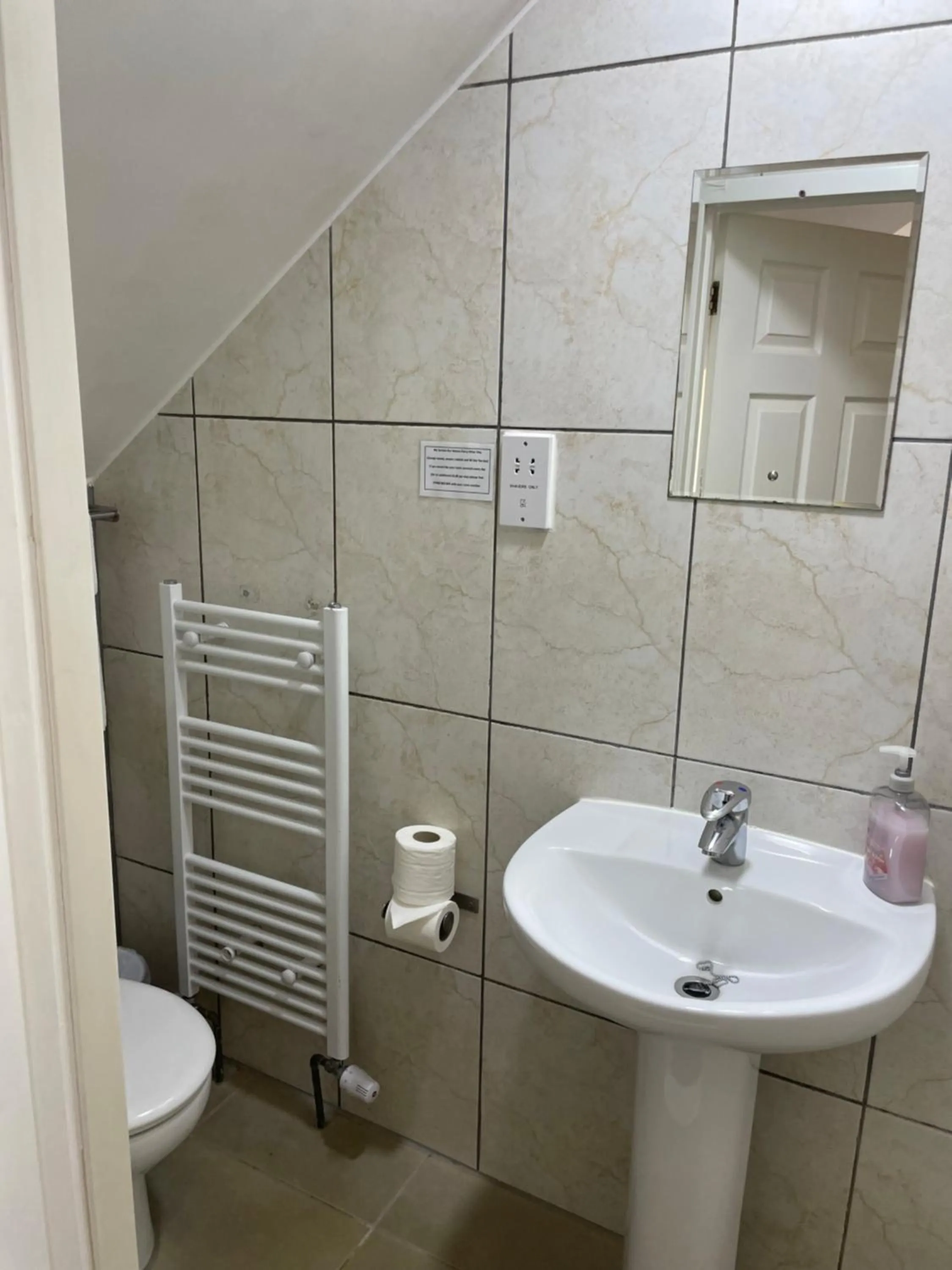 Shower in Bridge Farm Guesthouse rooms