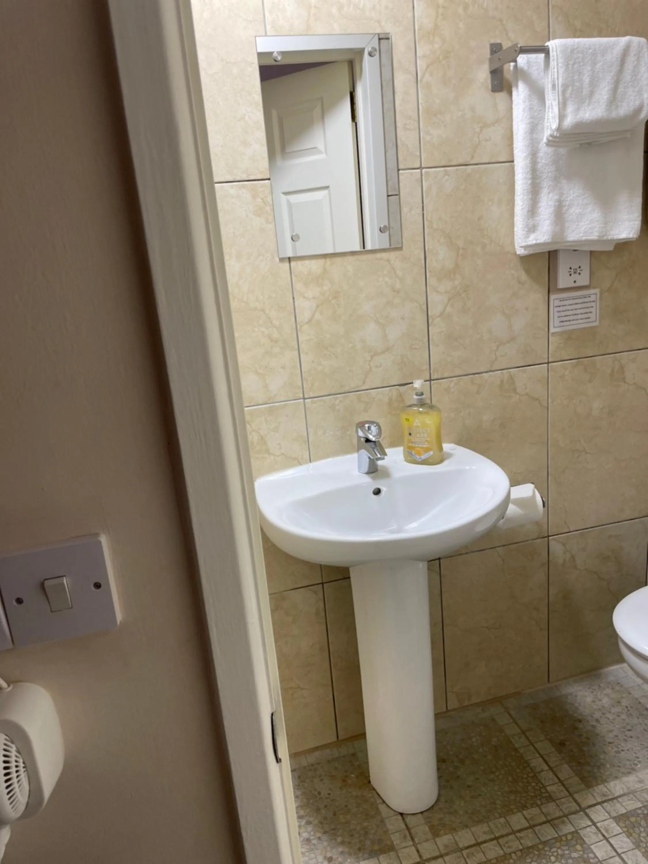 Shower in Bridge Farm Guesthouse rooms