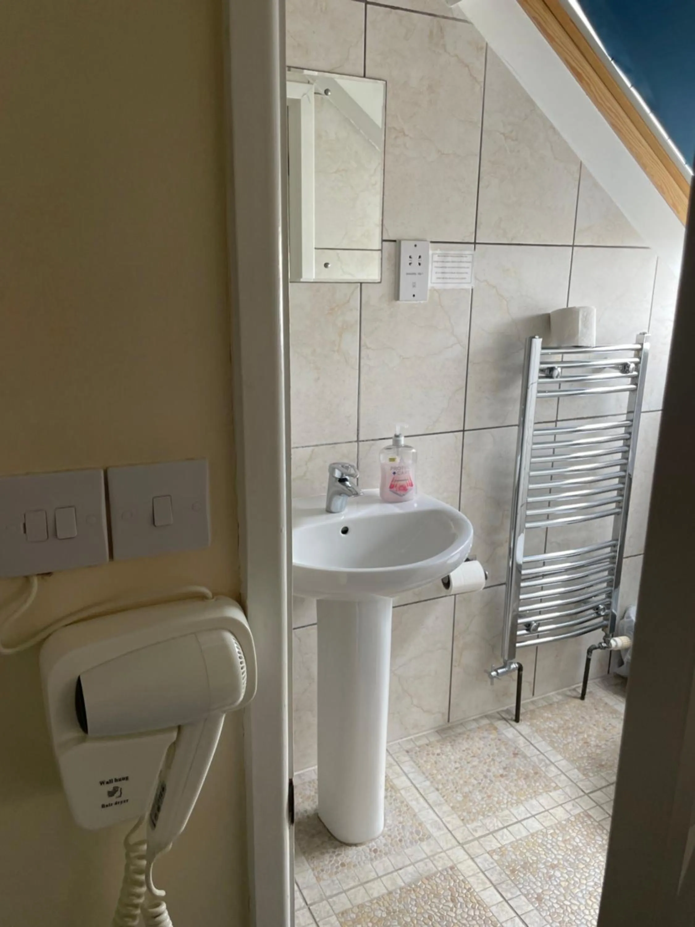 Bathroom in Bridge Farm Guesthouse rooms