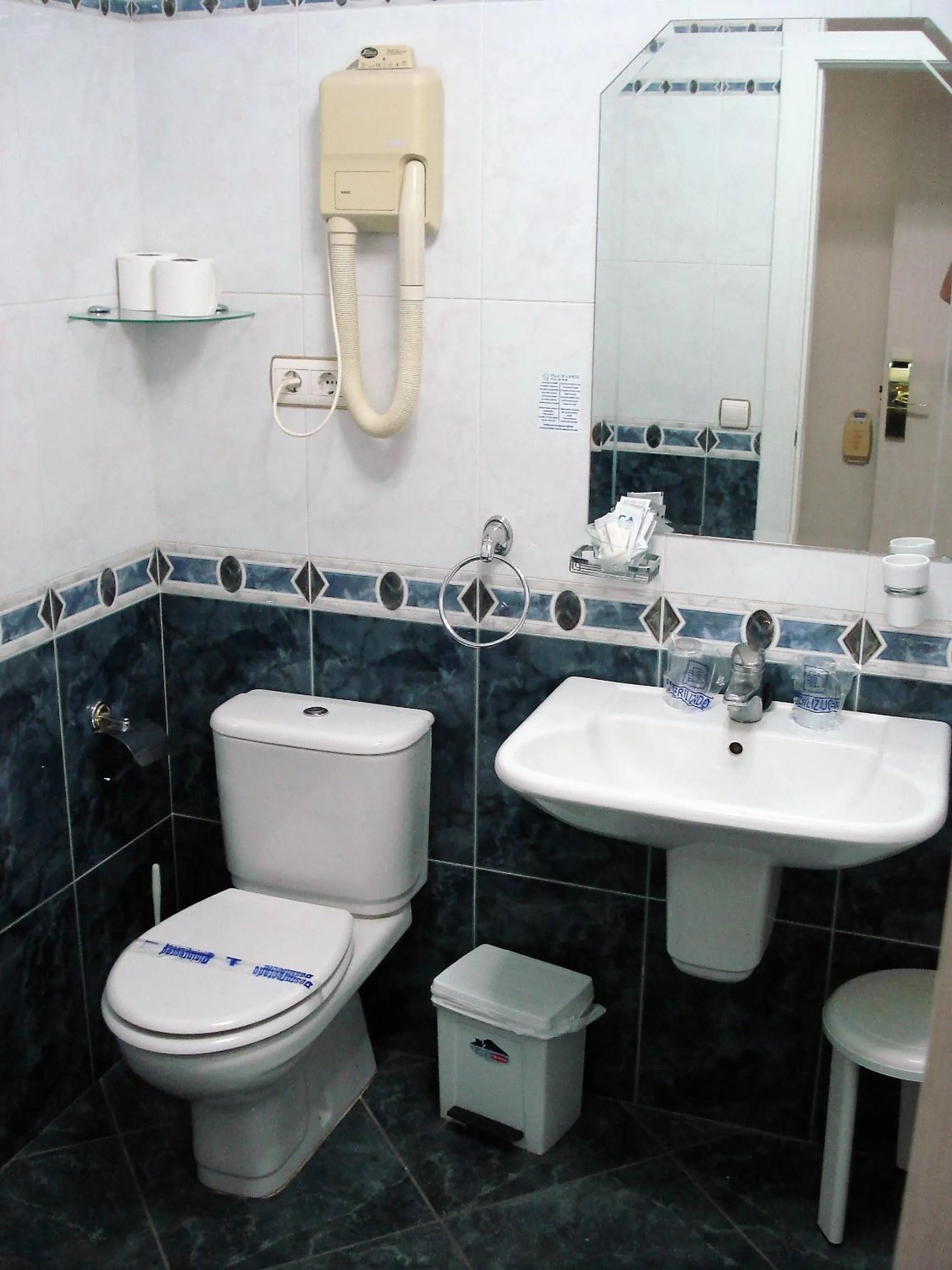Toilet in Hotel Villa de Laredo