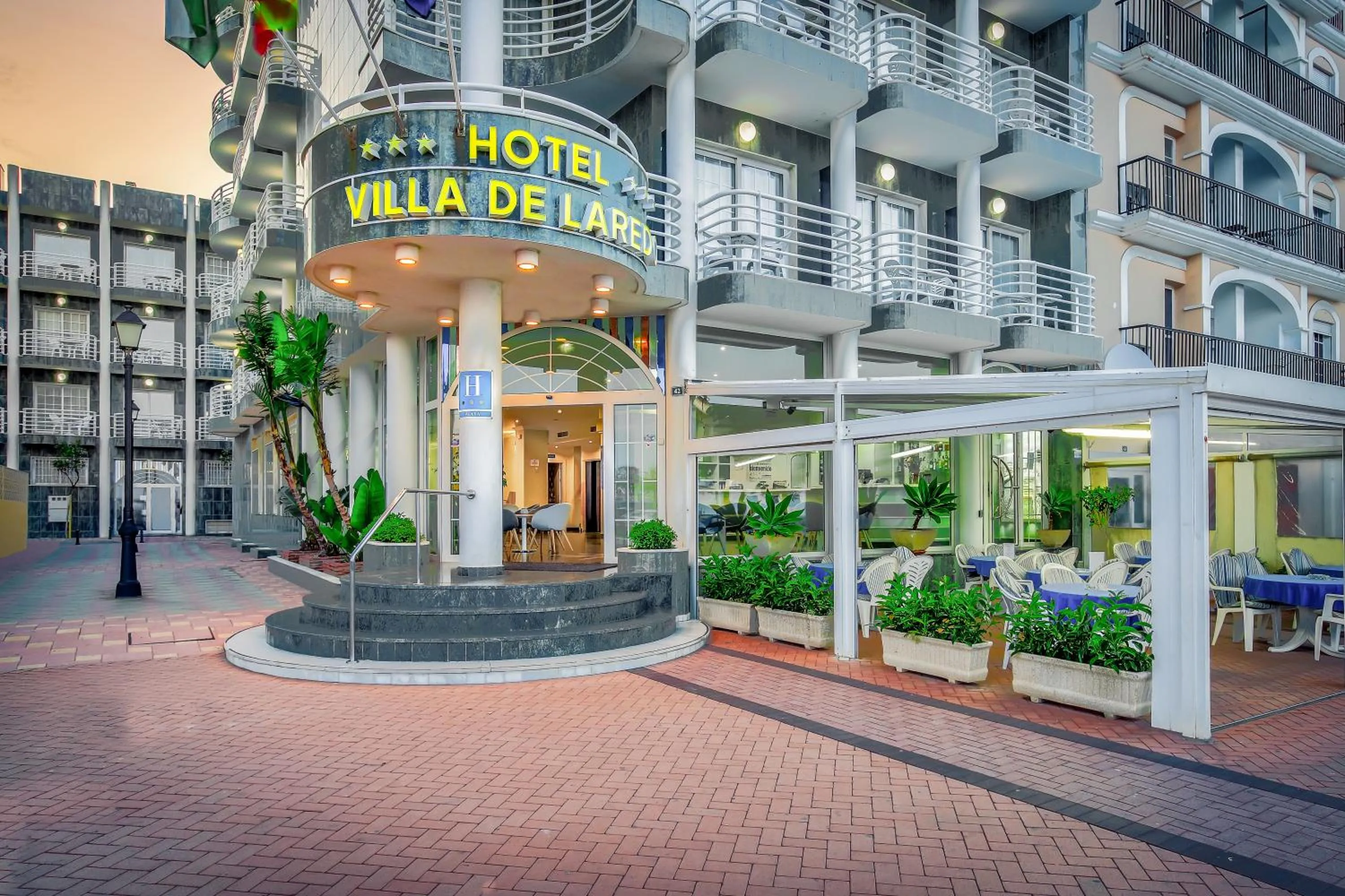 Facade/entrance in Hotel Villa de Laredo
