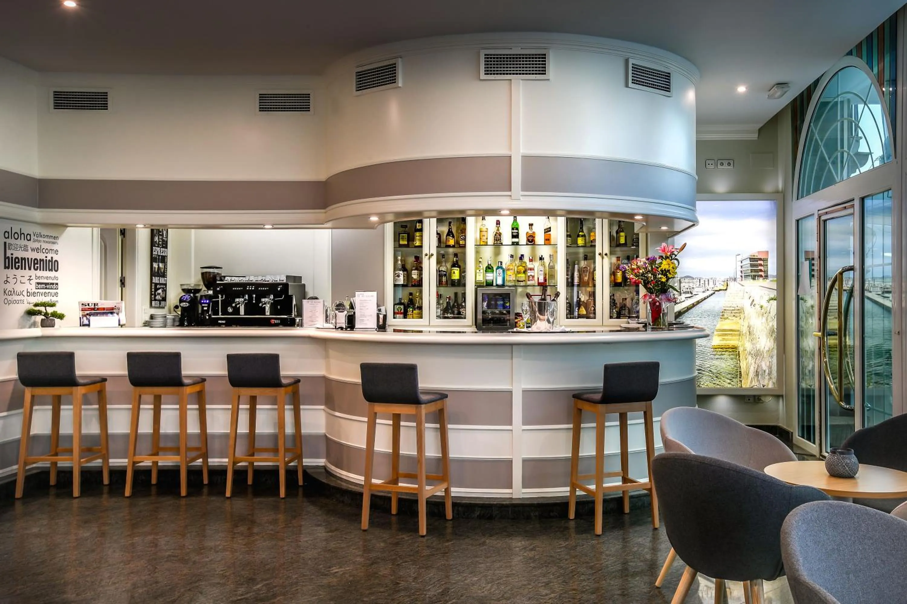 Lounge or bar in Hotel Villa de Laredo