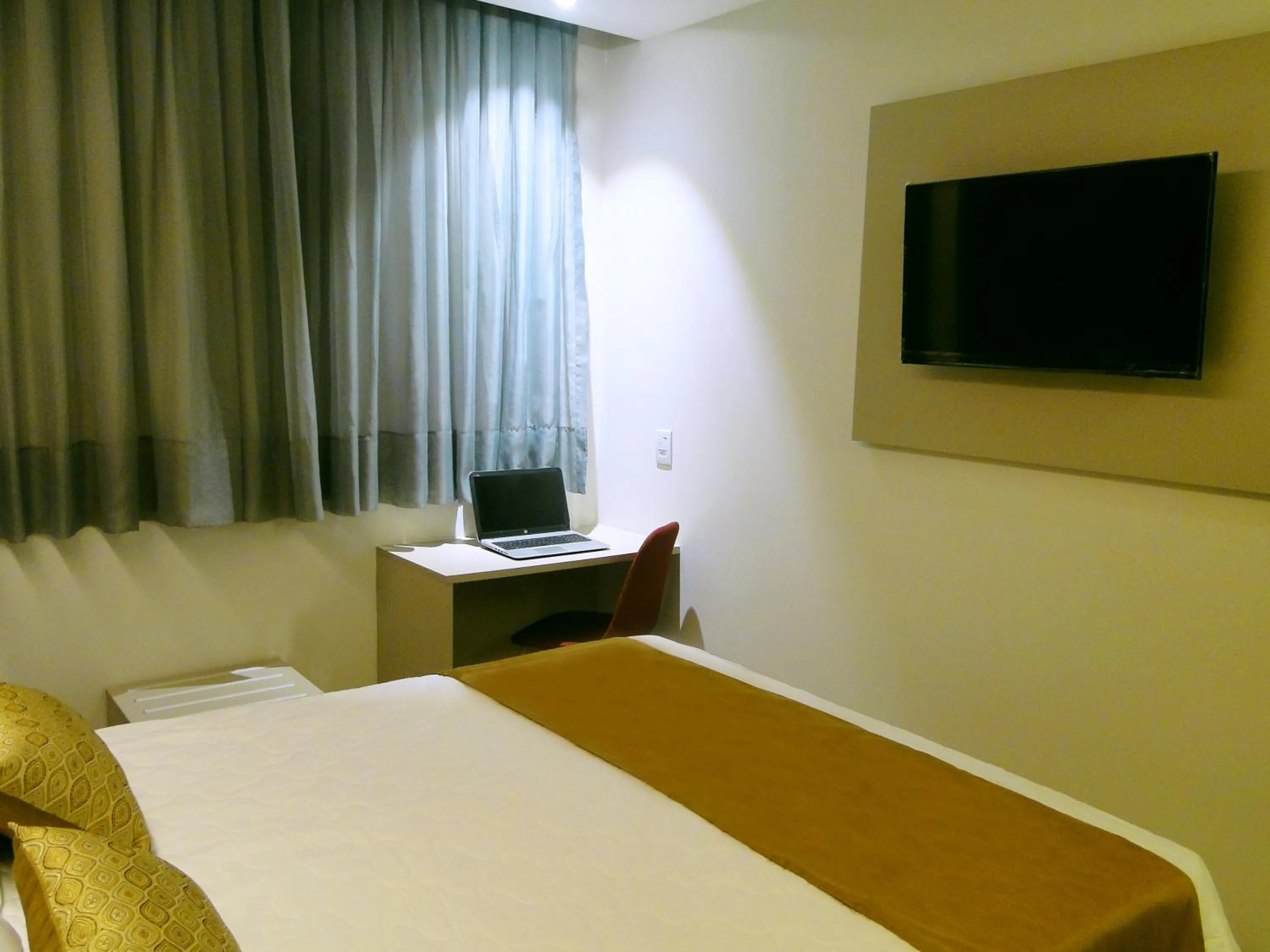 Bedroom, Bed in Easy Hotel Cachoeiro de Itapemirim by Atlantica