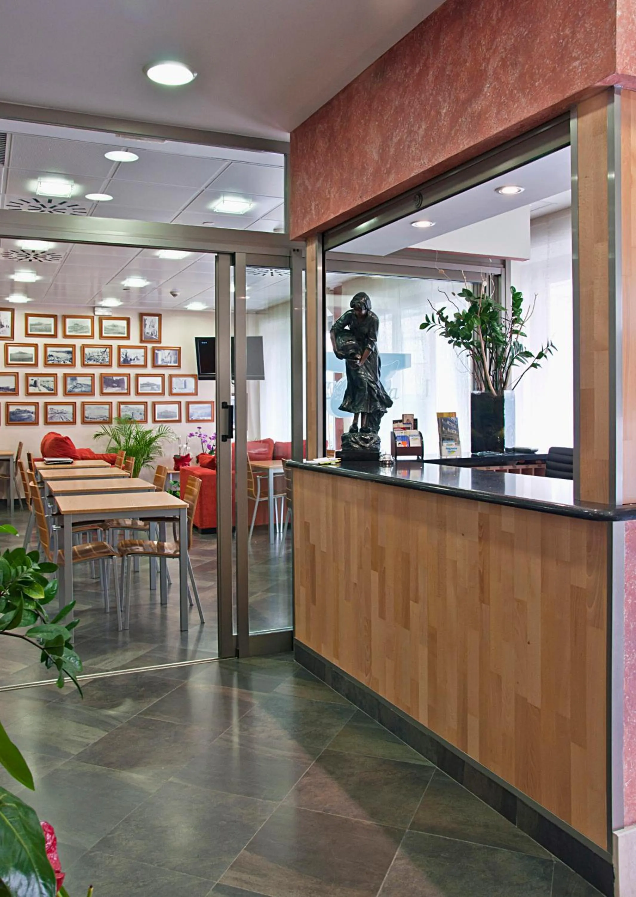 Restaurant/places to eat in Hotel Marina