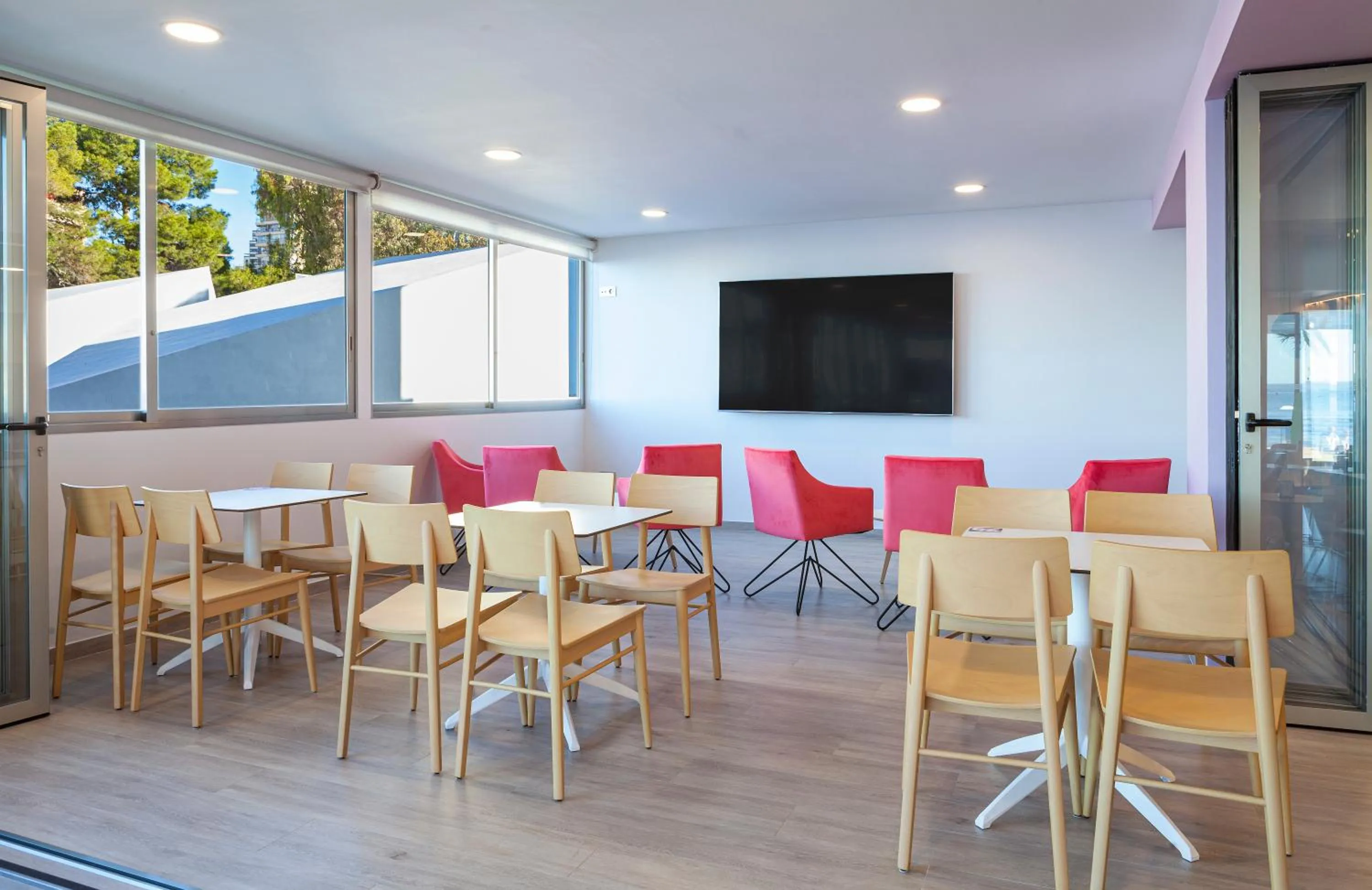 Communal lounge/ TV room in Hotel Brisa