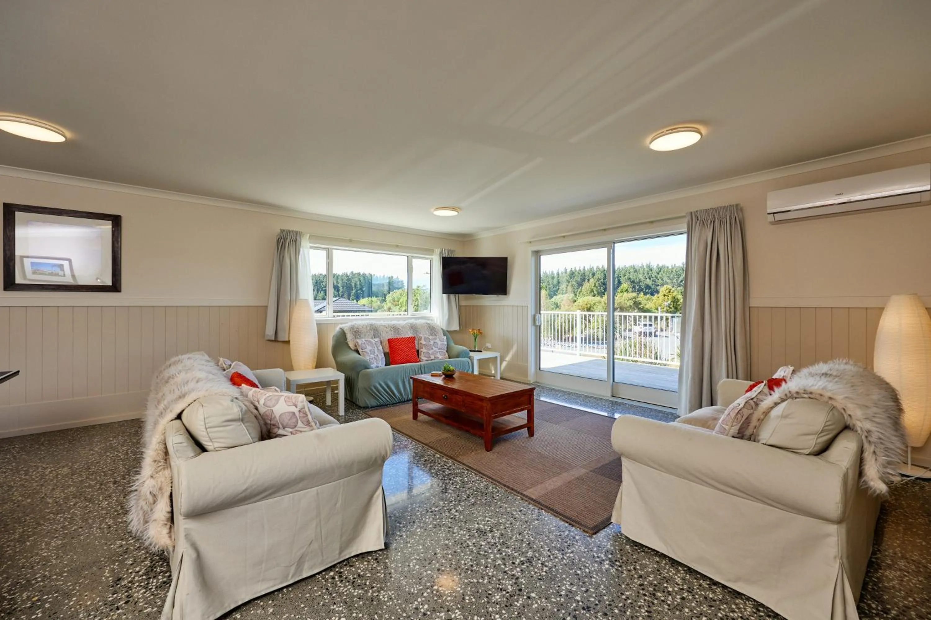 Communal lounge/ TV room in Kakatu Retreat