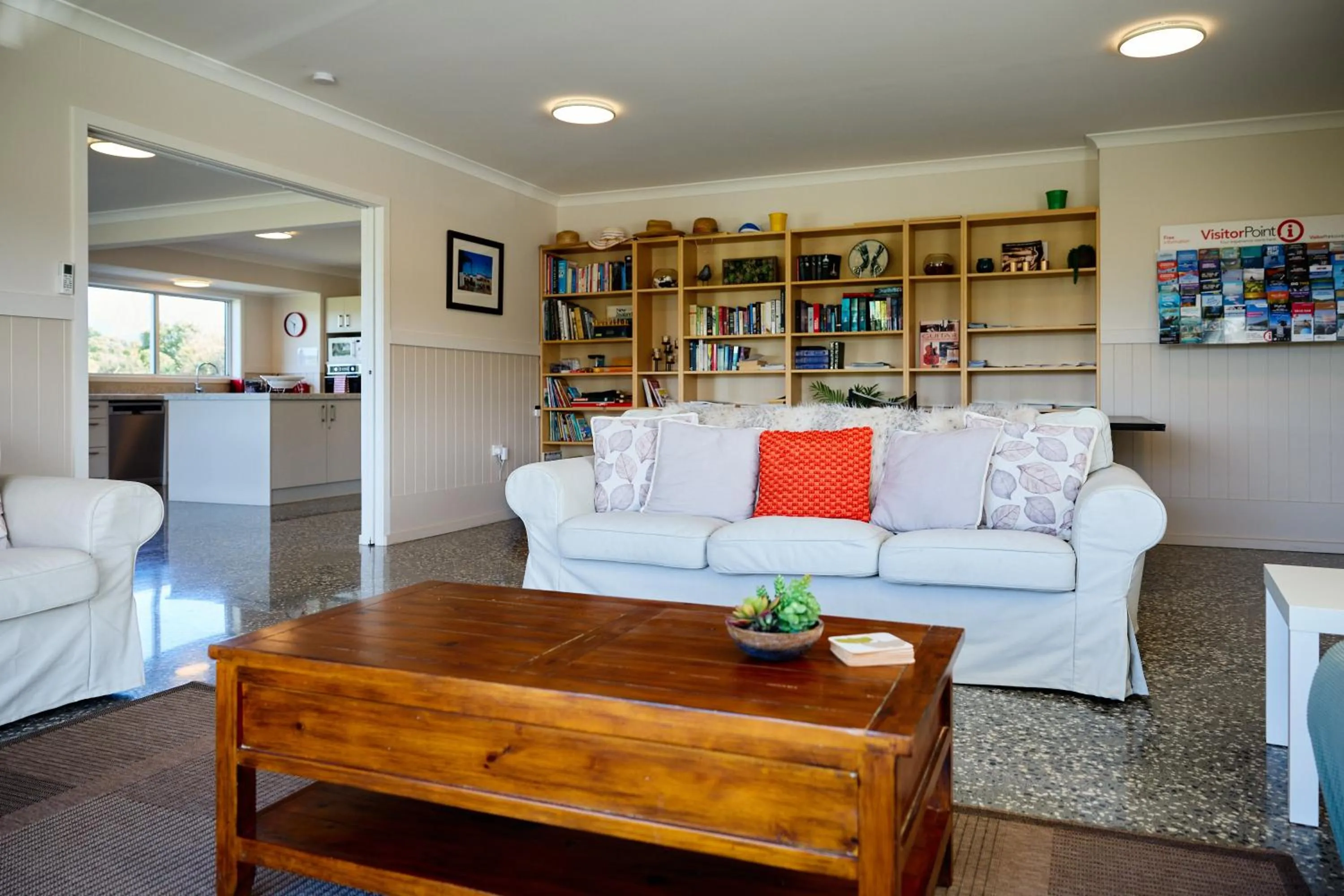 Communal lounge/ TV room in Kakatu Retreat