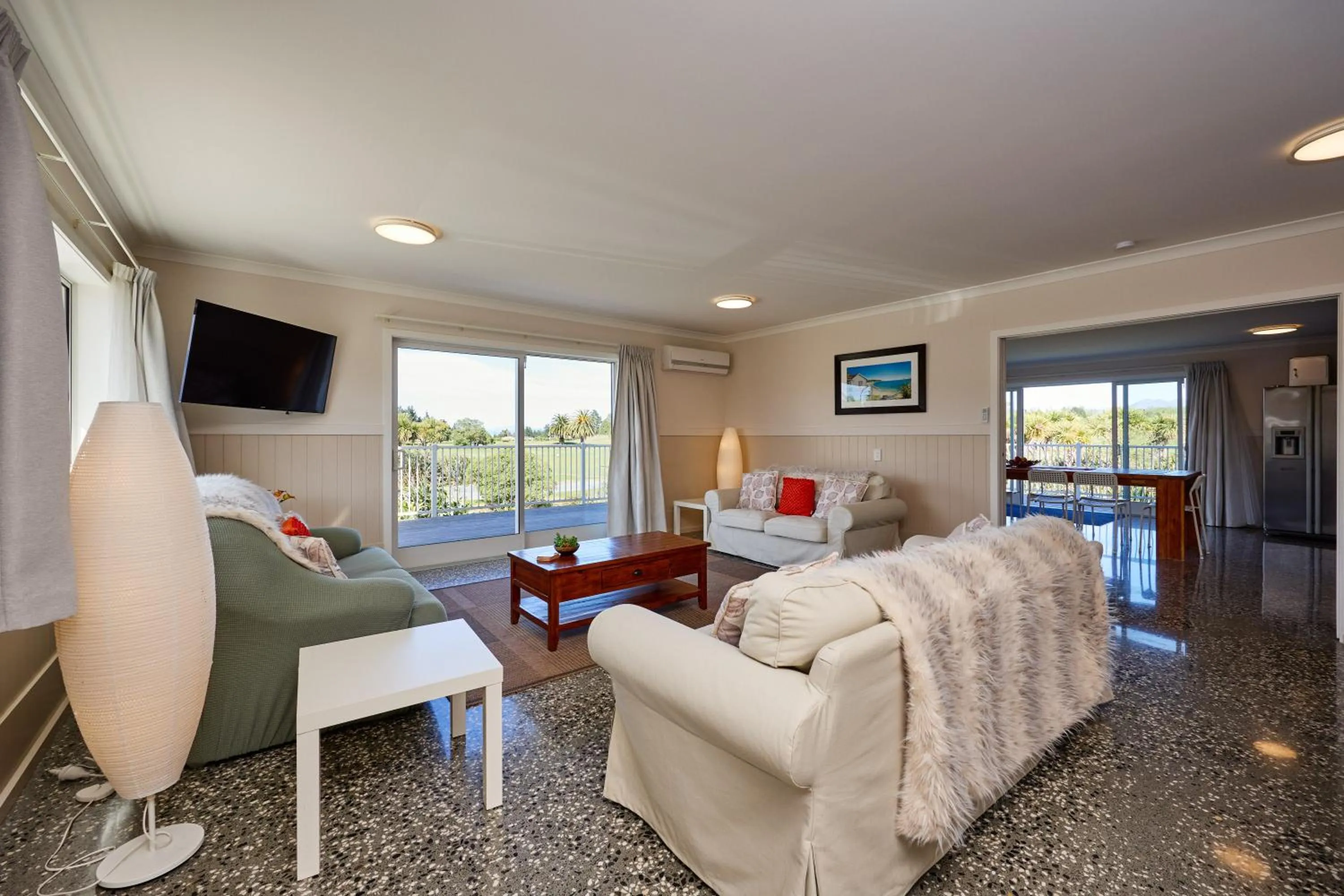 Communal lounge/ TV room in Kakatu Retreat