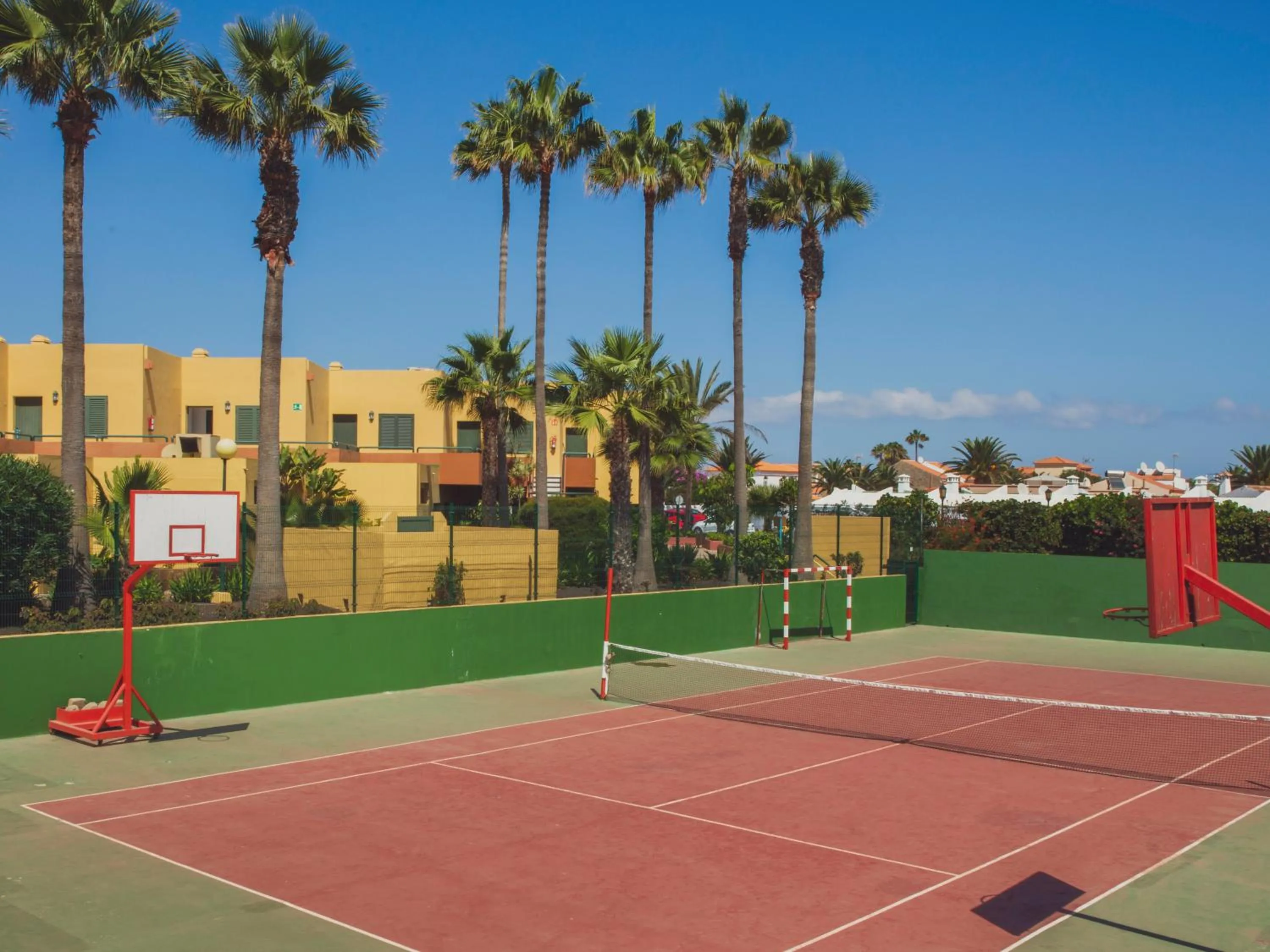 Tennis court in Atlantic Garden Beach Mate