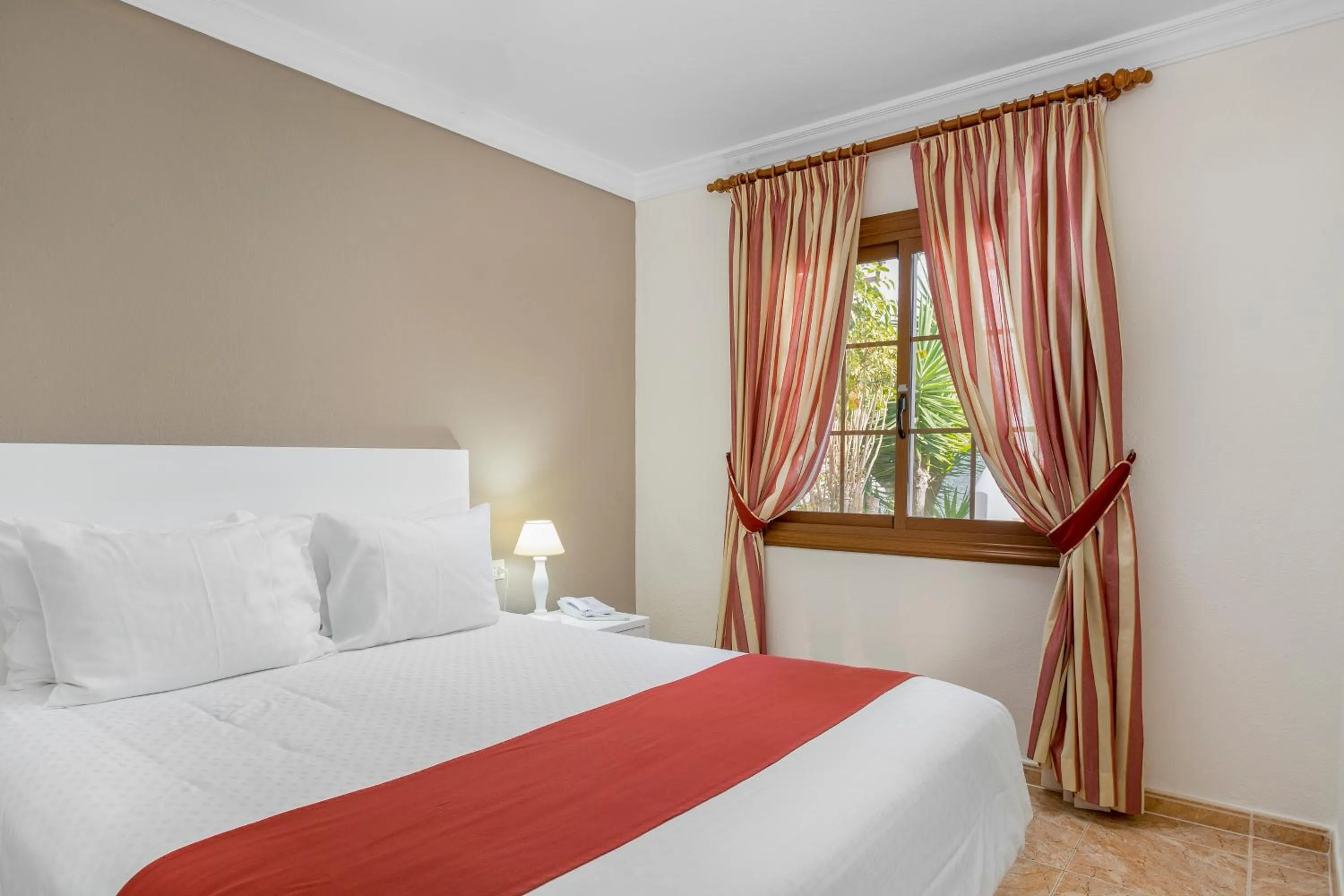 Bedroom, Bed in Sunset View Club