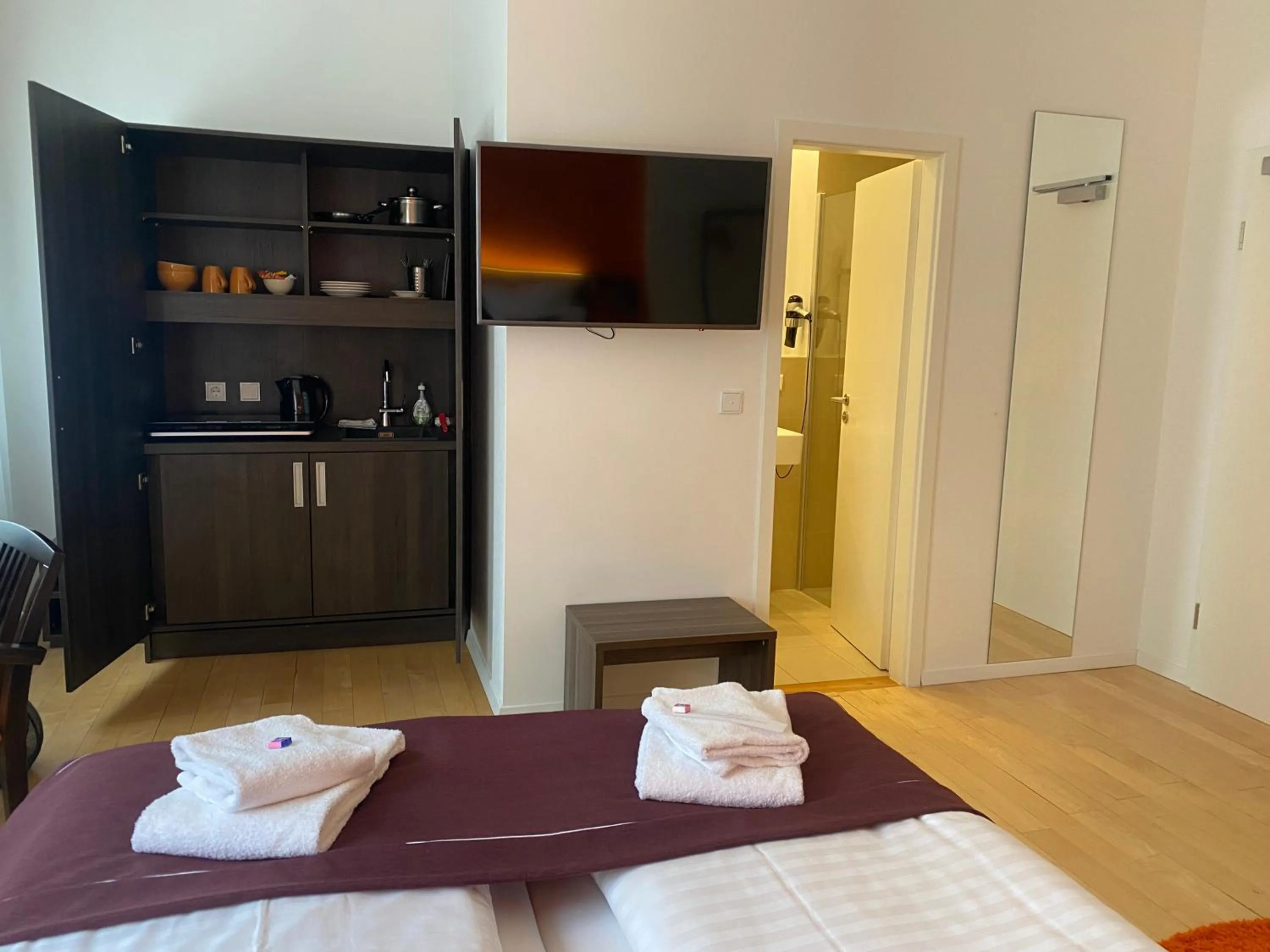 Kitchen or kitchenette, Bed in sevenDays Hotel Karlsruhe