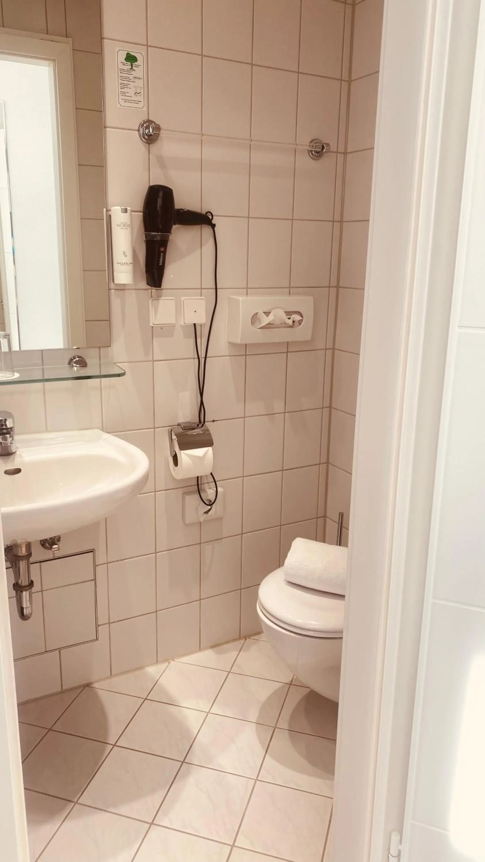 Bathroom in sevenDays Hotel Karlsruhe