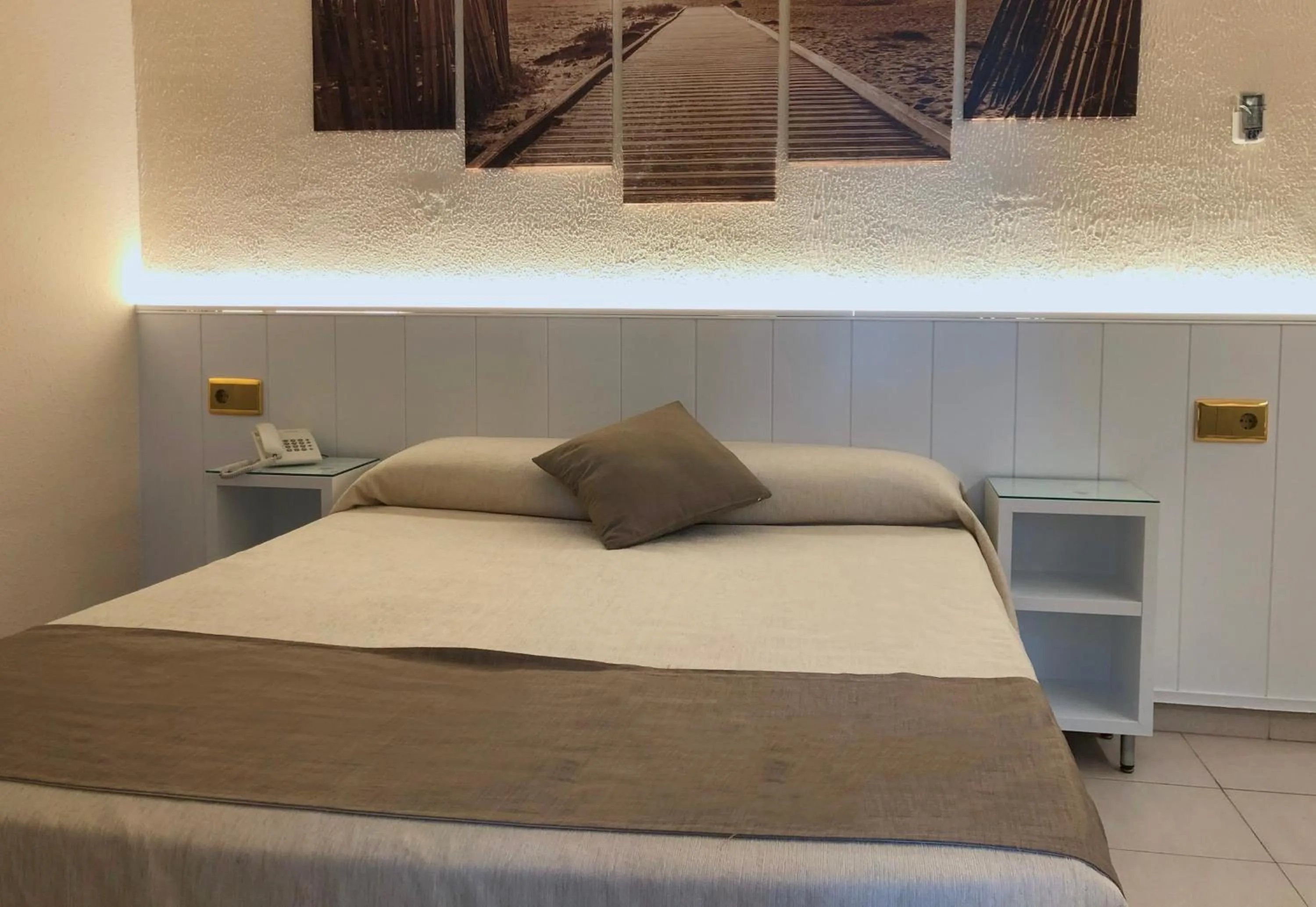 Photo of the whole room, Bed in Hotel Medium Claramar