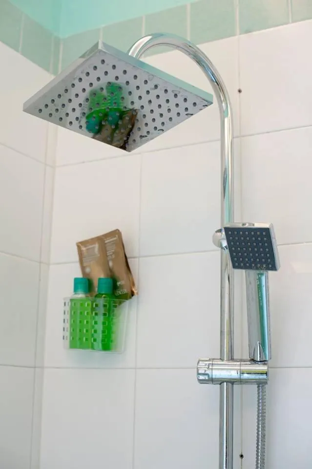 Shower in O' Paese E Masaniello