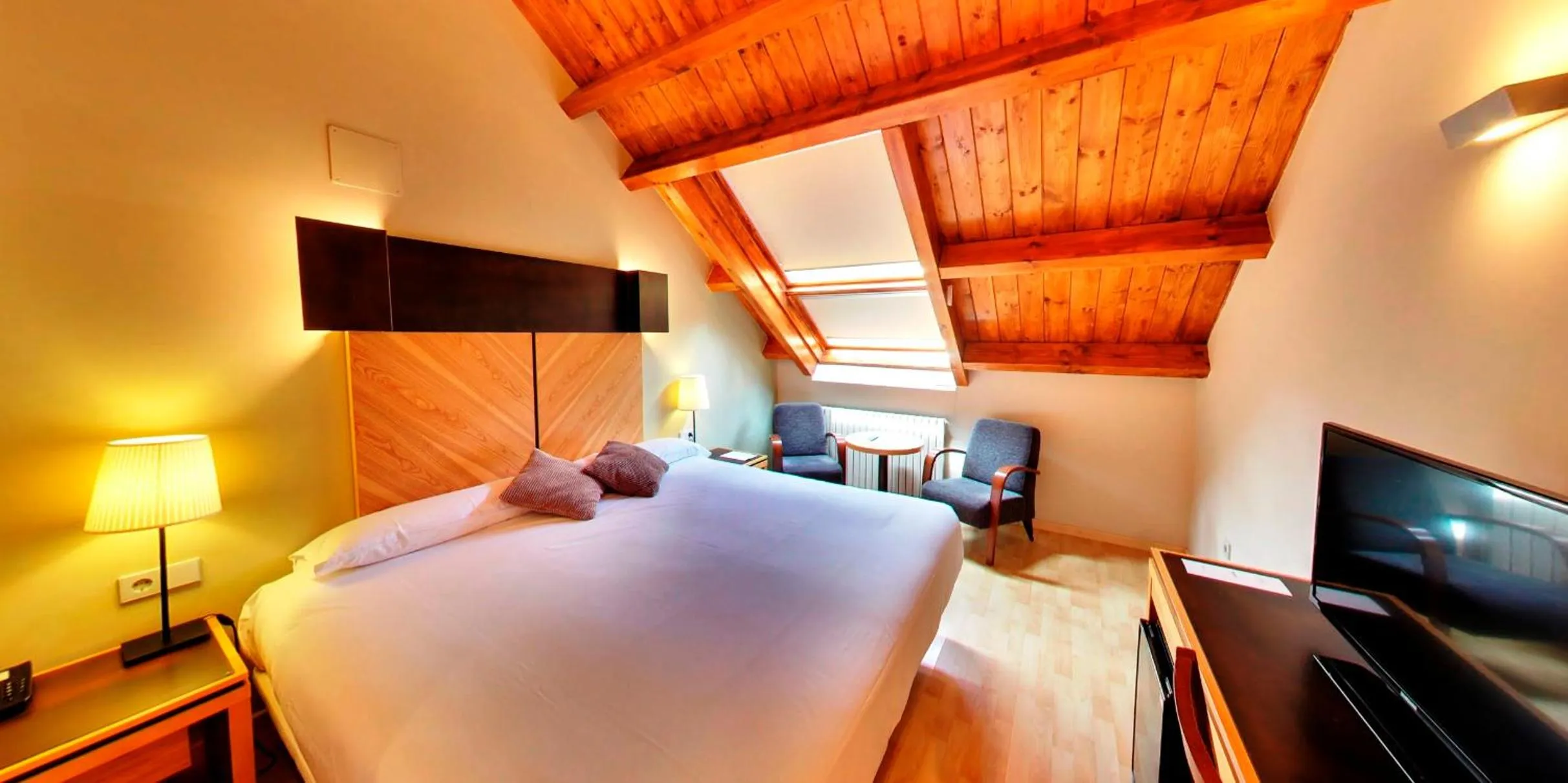 Photo of the whole room, Bed in Silken Ordesa