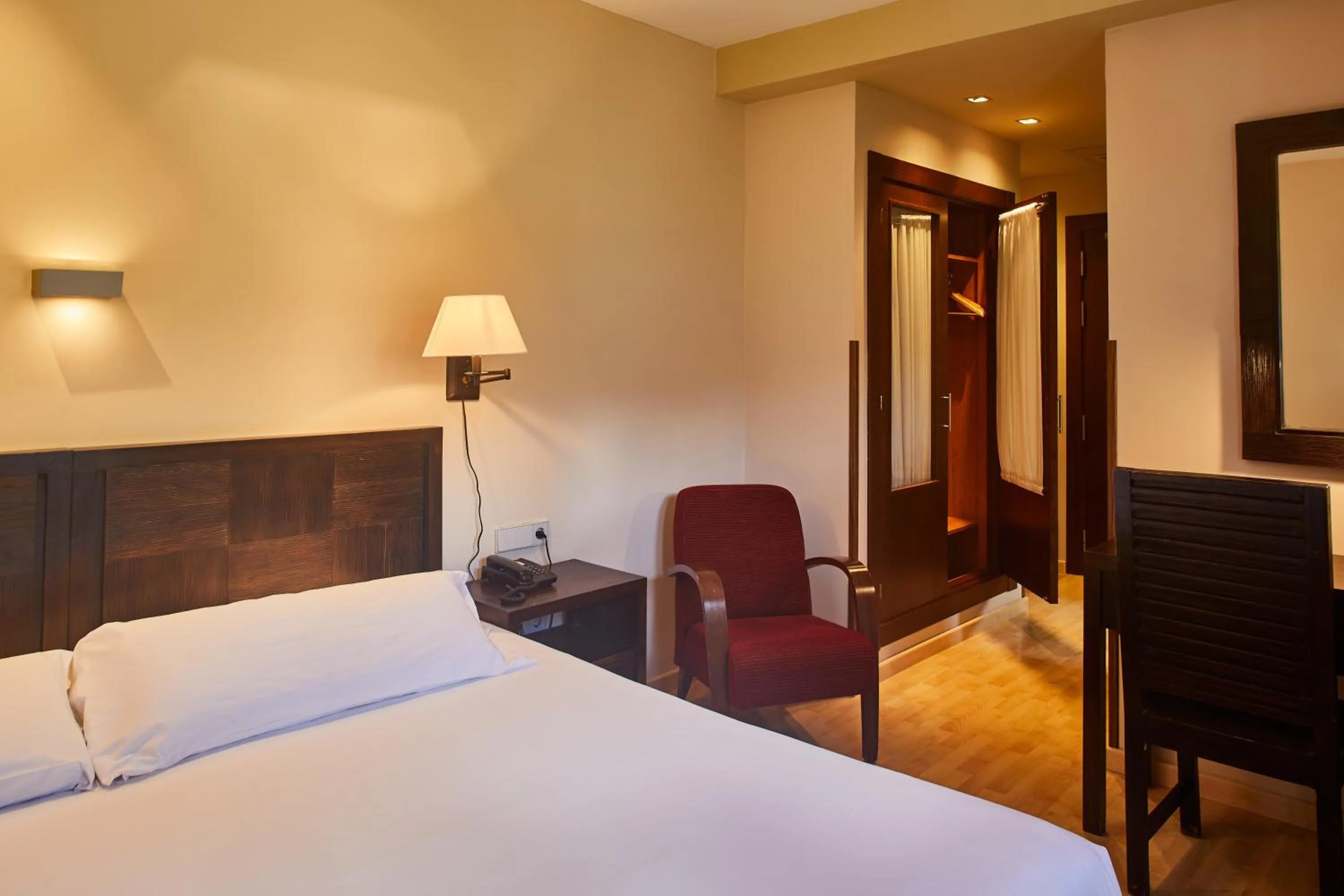 Bedroom, Bed in Silken Ordesa