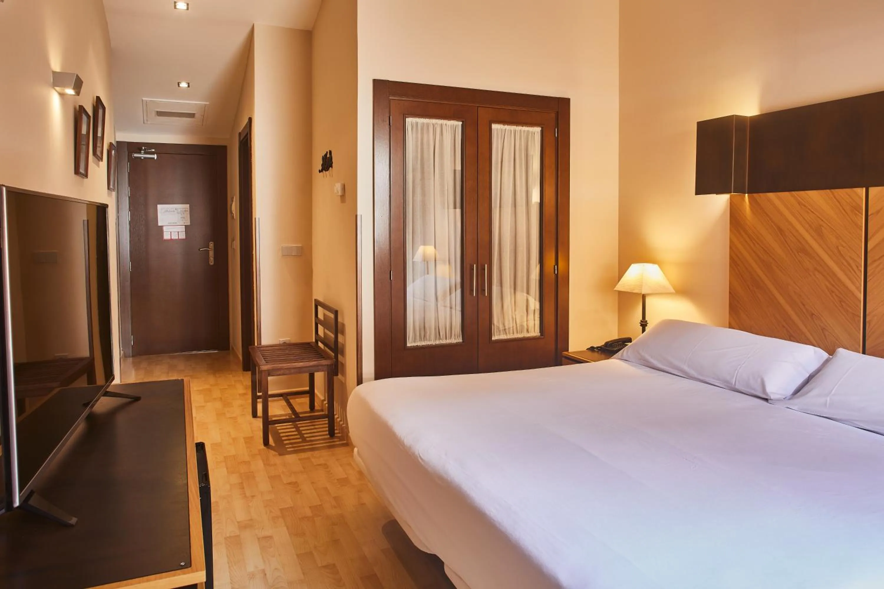 Bedroom, Bed in Silken Ordesa