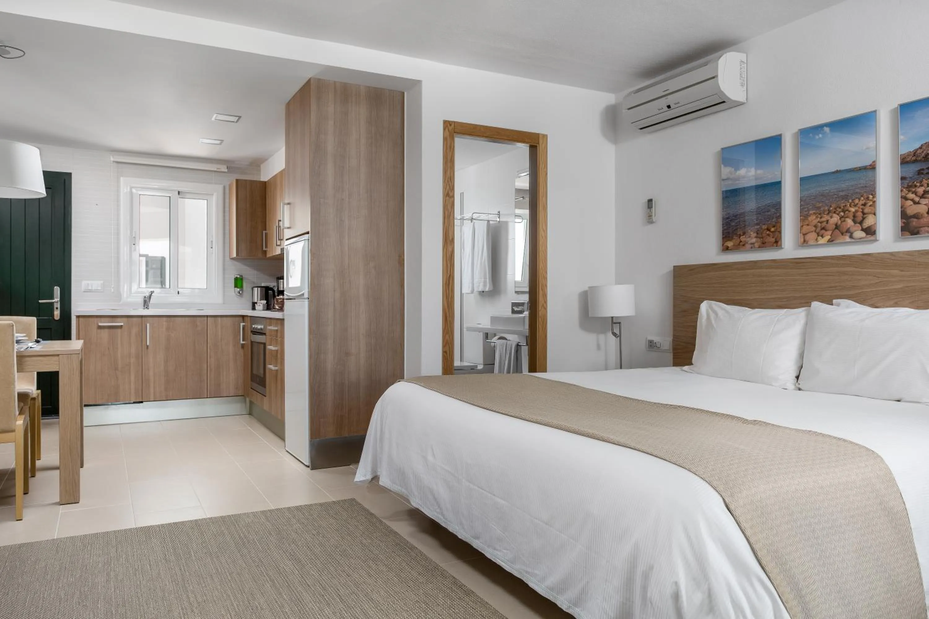 Bedroom, Bed in White Sands Beach Club