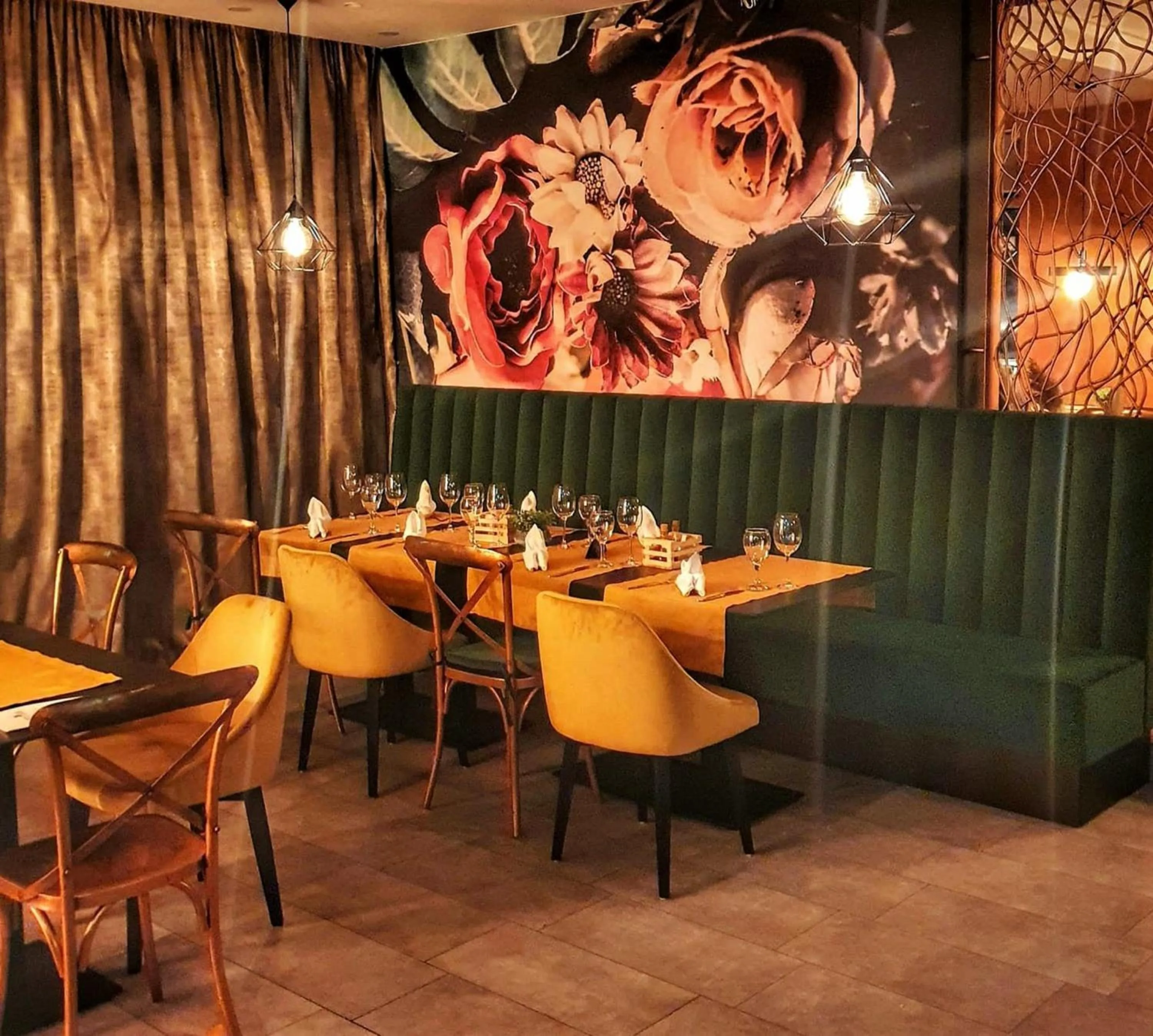 Restaurant/places to eat in Hotel Alkar